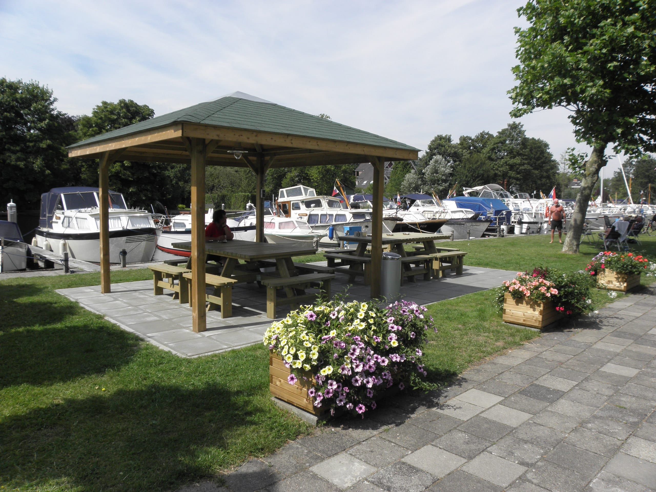 Terras met pergola bij de Van Merlenhaven in Heemstede Terras met pergola bij de Van Merlenhaven in Heemstede