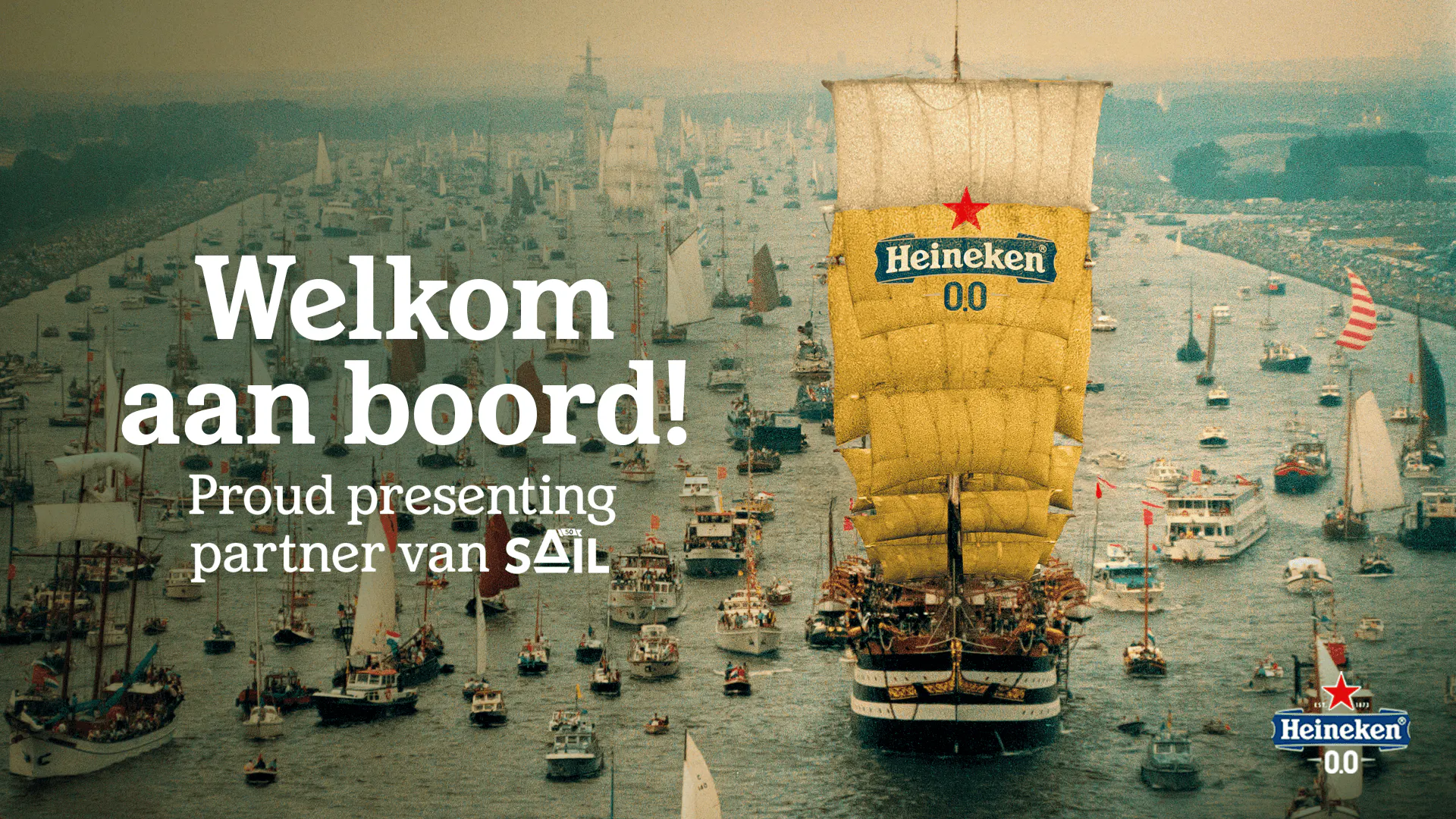 Zeilschip met zeilen in de vorm en kleur van een Heineken bierglas
