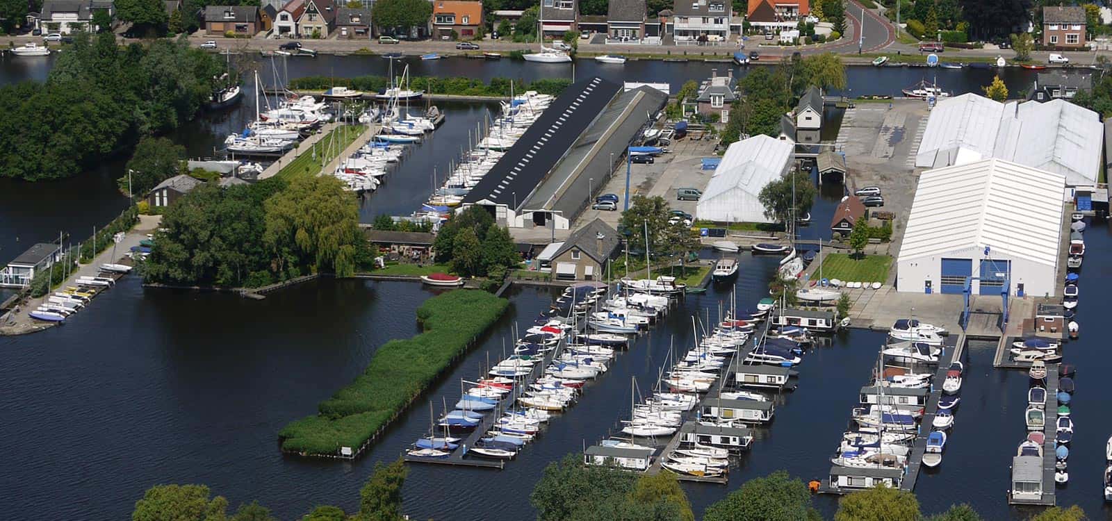 Jachthaven Stenhuis aan de Westeinderplassen aan de Uiterweg in Aalsmeer