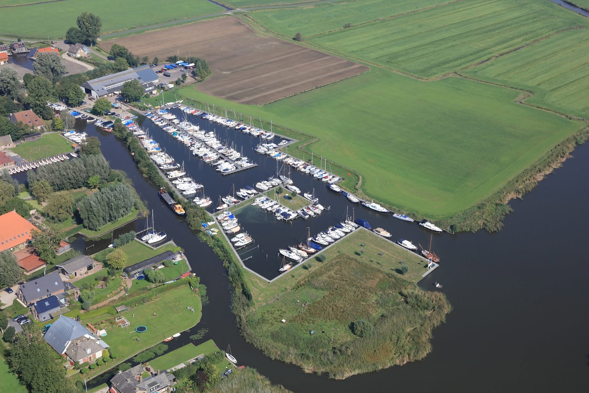 Jachthaven de Watervriend Jachthaven De Watervriend aan het Sneekermeer in Uitwellingerga