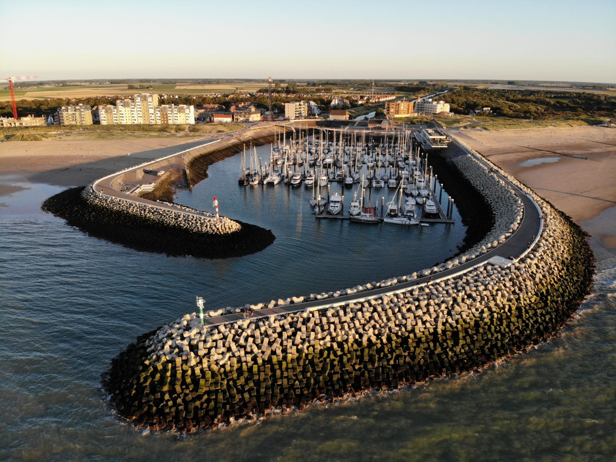 Jachthaven Cadzand, moderne getijdenhaven aan de Noordzee bij Cadzand-Bad
