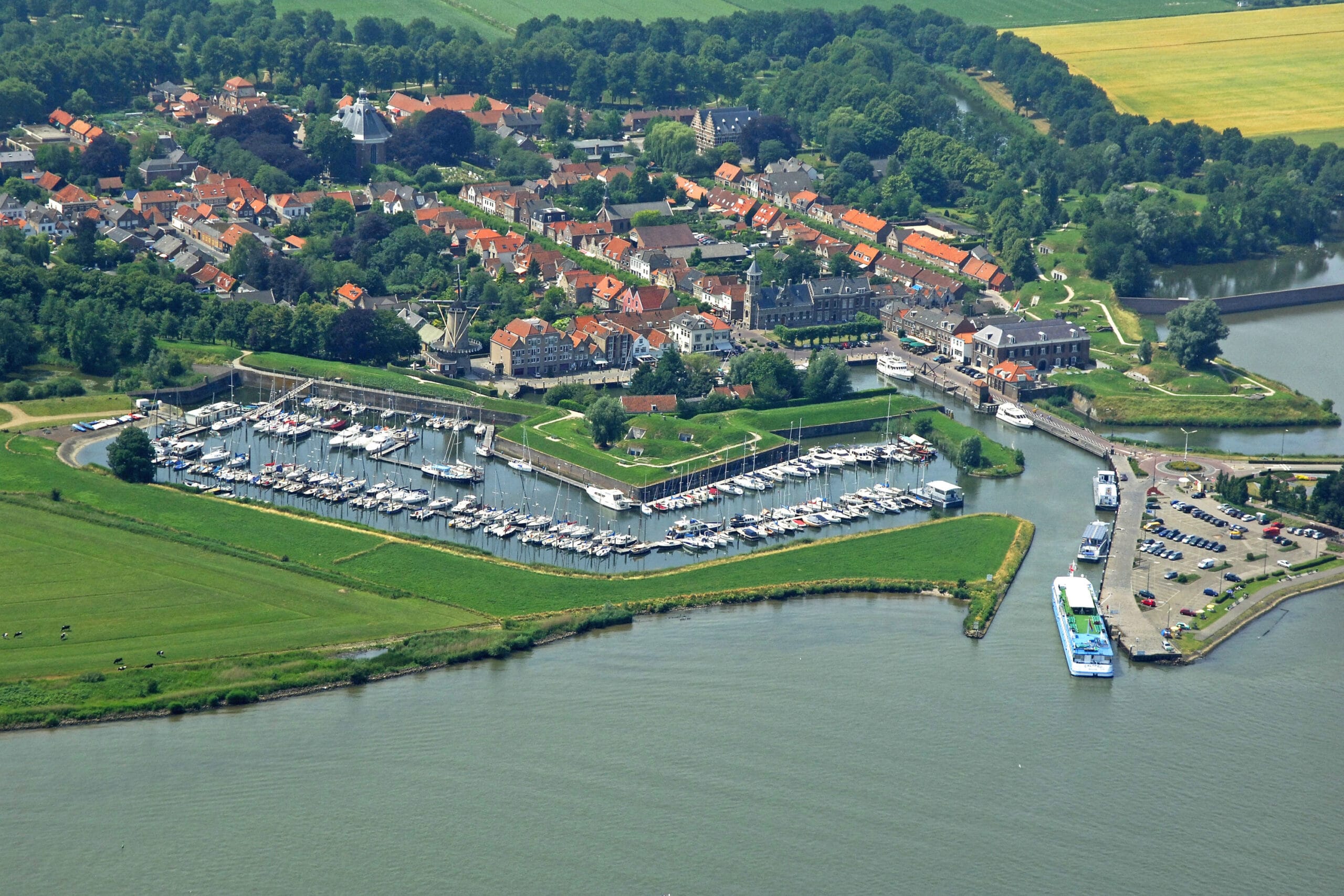 Jachthaven De Batterij Jachthaven De Batterij in Willemstad aan het Hollands Diep