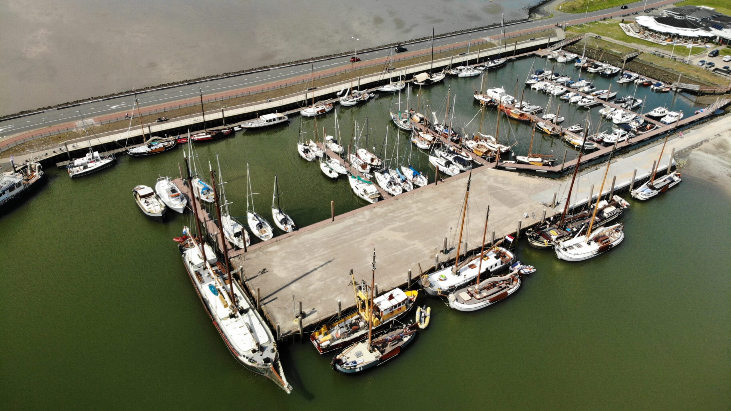 Waddenhaven Ameland, getijdenhaven aan de oude veerdam in Nes op Ameland