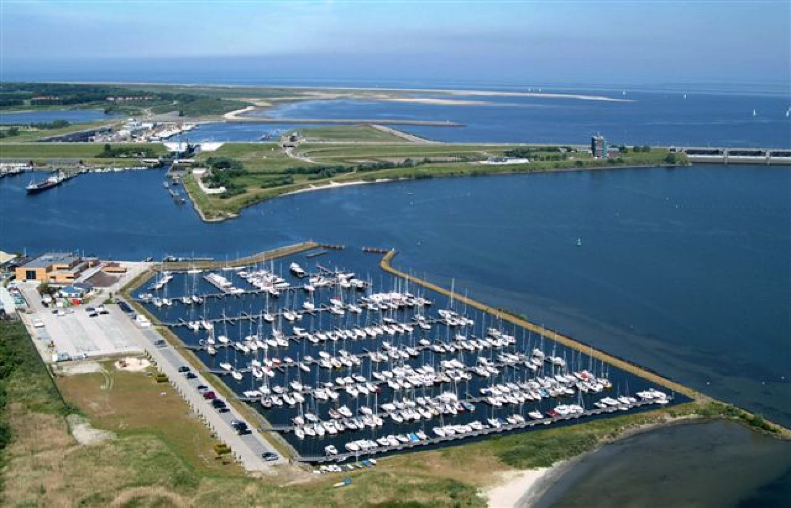 Marina Stellendam aan het Haringvliet bij de Goereese zeesluis in Stellendam
