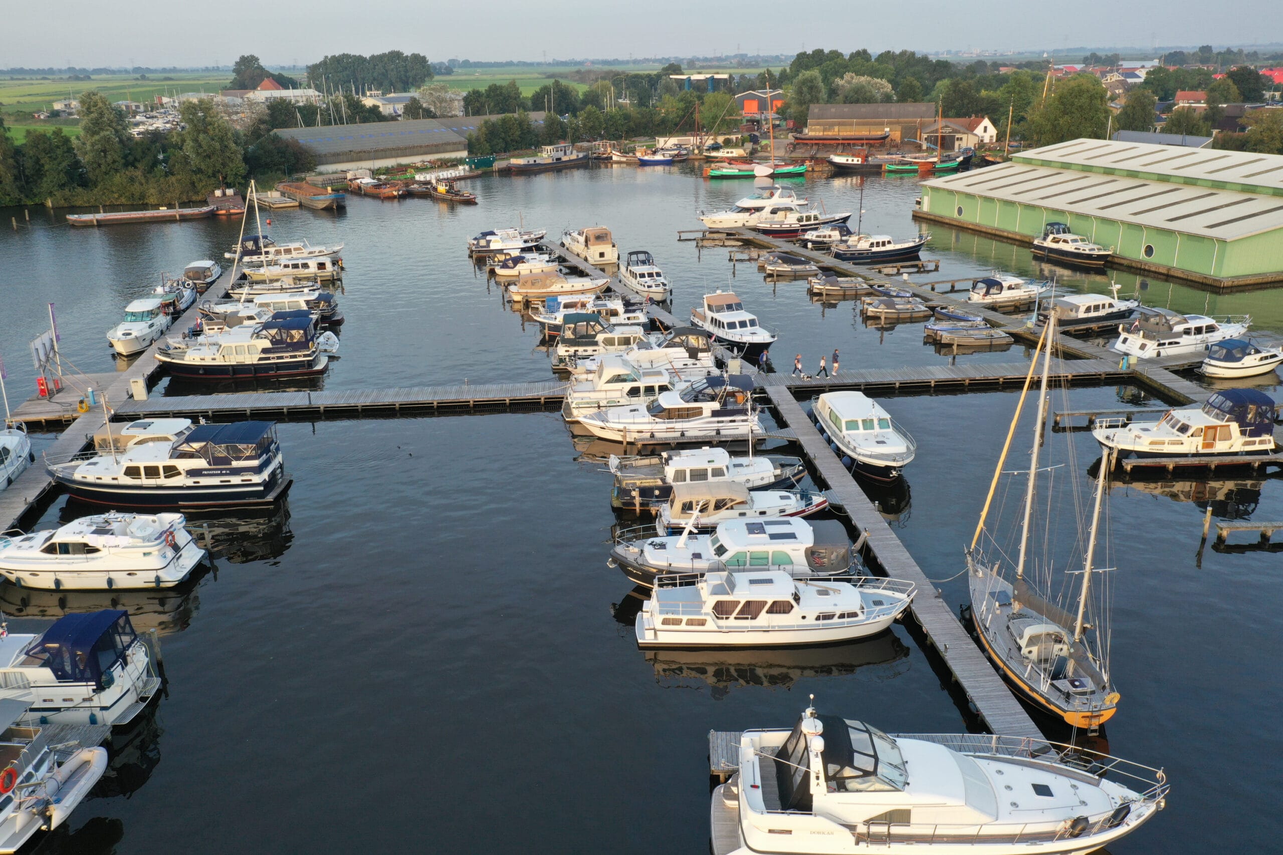 Marina de Horne Marina de Horne, jachthaven in Terherne aan het Sneekermeer