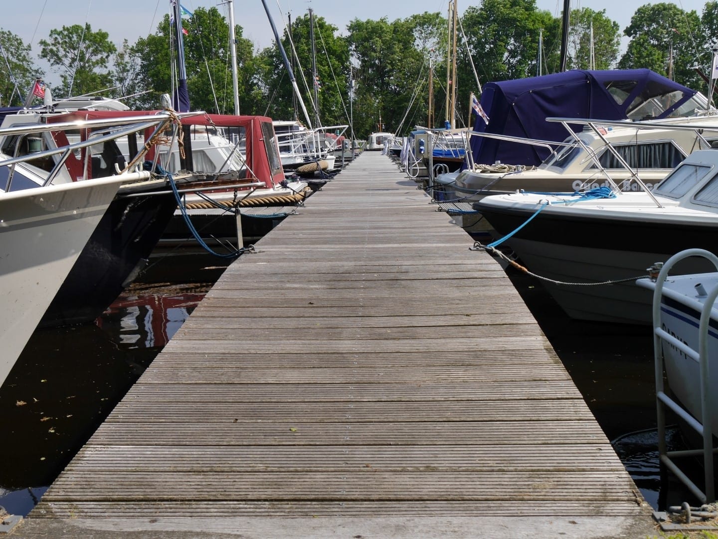 Jachthaven Westerdijk in Earnewâld aan de rand van De Alde Feanen