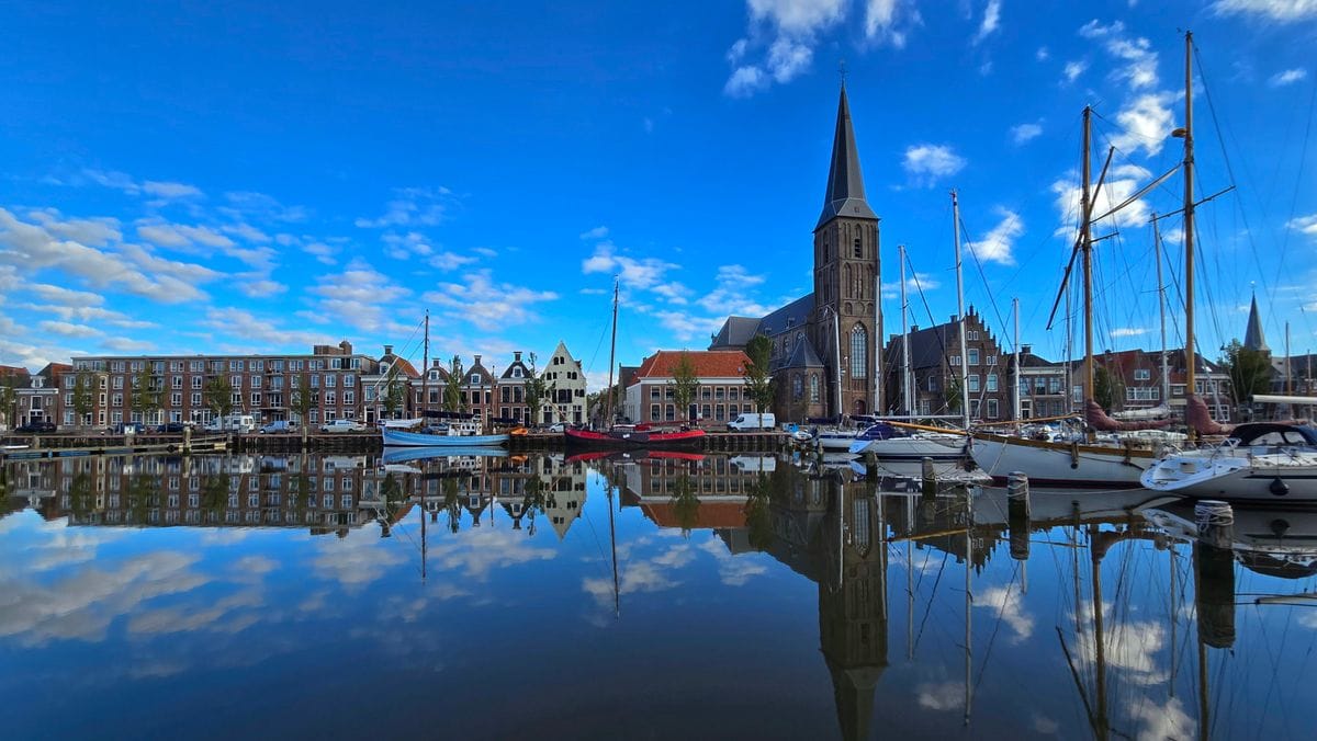 Watersportcentrum De Leeuwenbrug Jachthaven De Leeuwenbrug aan de Noorderhaven in Harlingen