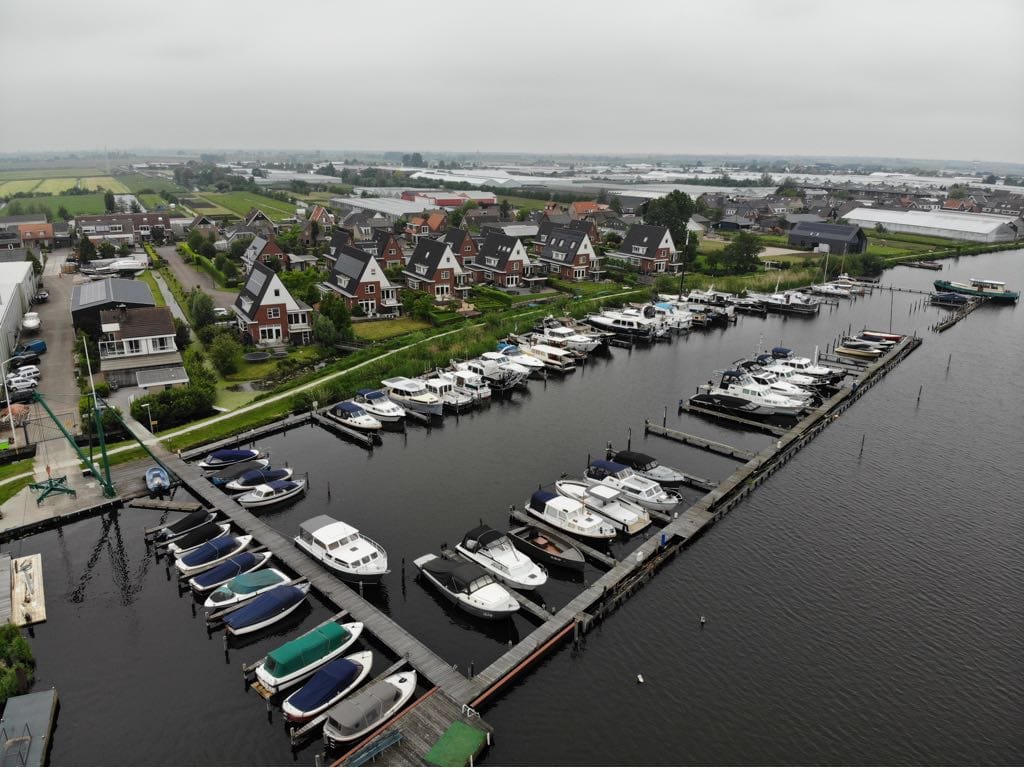 Jachthaven De Meerkant Jachthaven De Meerkant aan het Braassemermeer bij Roelofarendsveen