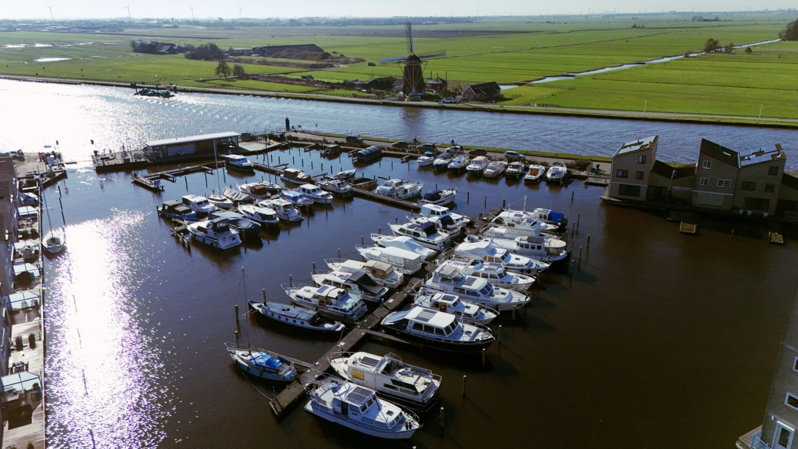 W.V. Alphen aan den Rijn W.V. Alphen a/d Rijn, jachthaven aan de Heimanswetering in Alphen aan den Rijn