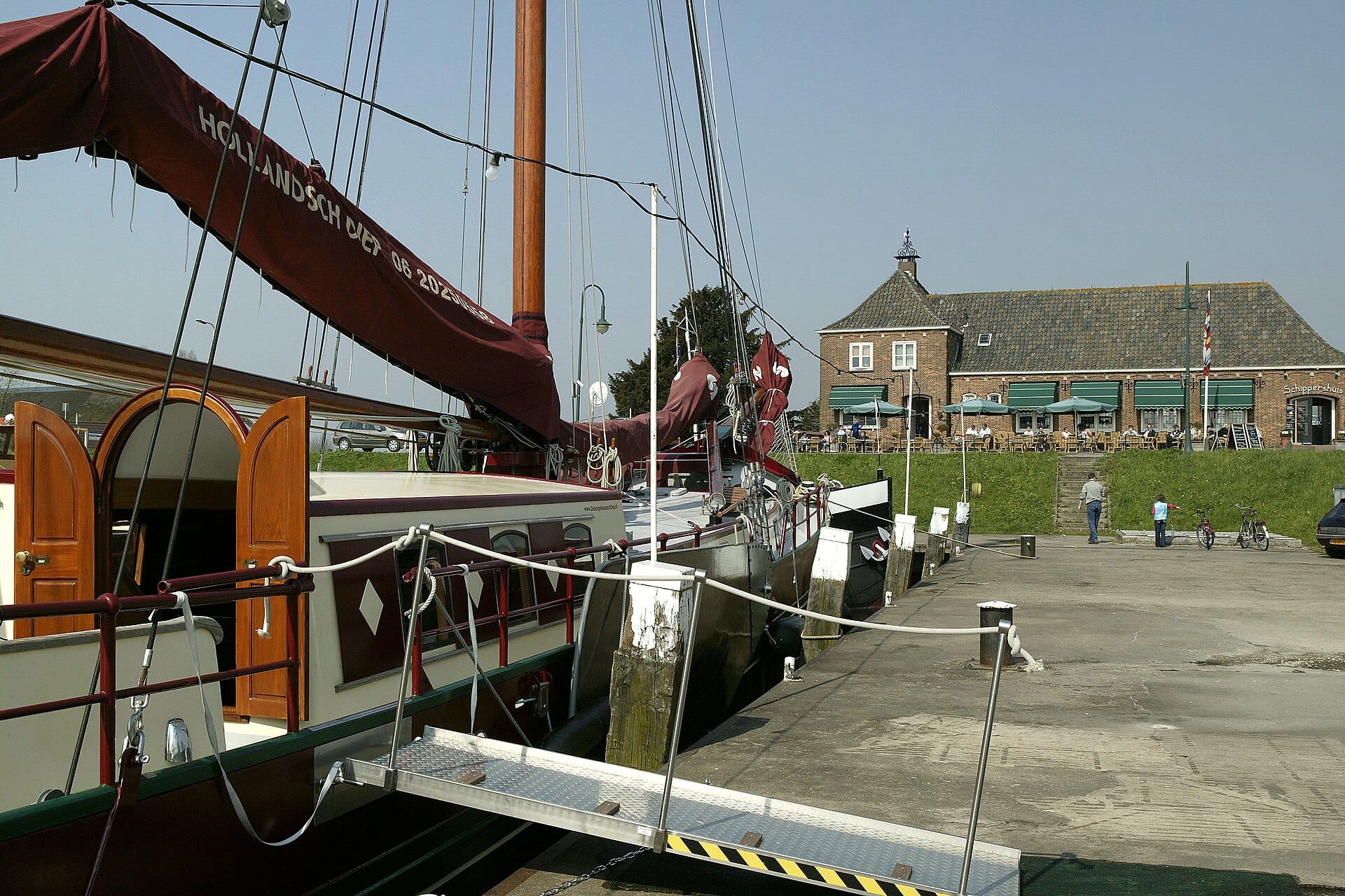 Dorpshaven Numansdorp, Hoeksche Waard Hoeksche Waard: zicht op de dorpshaven van Numansdorp met restaurant 't Schippershuis