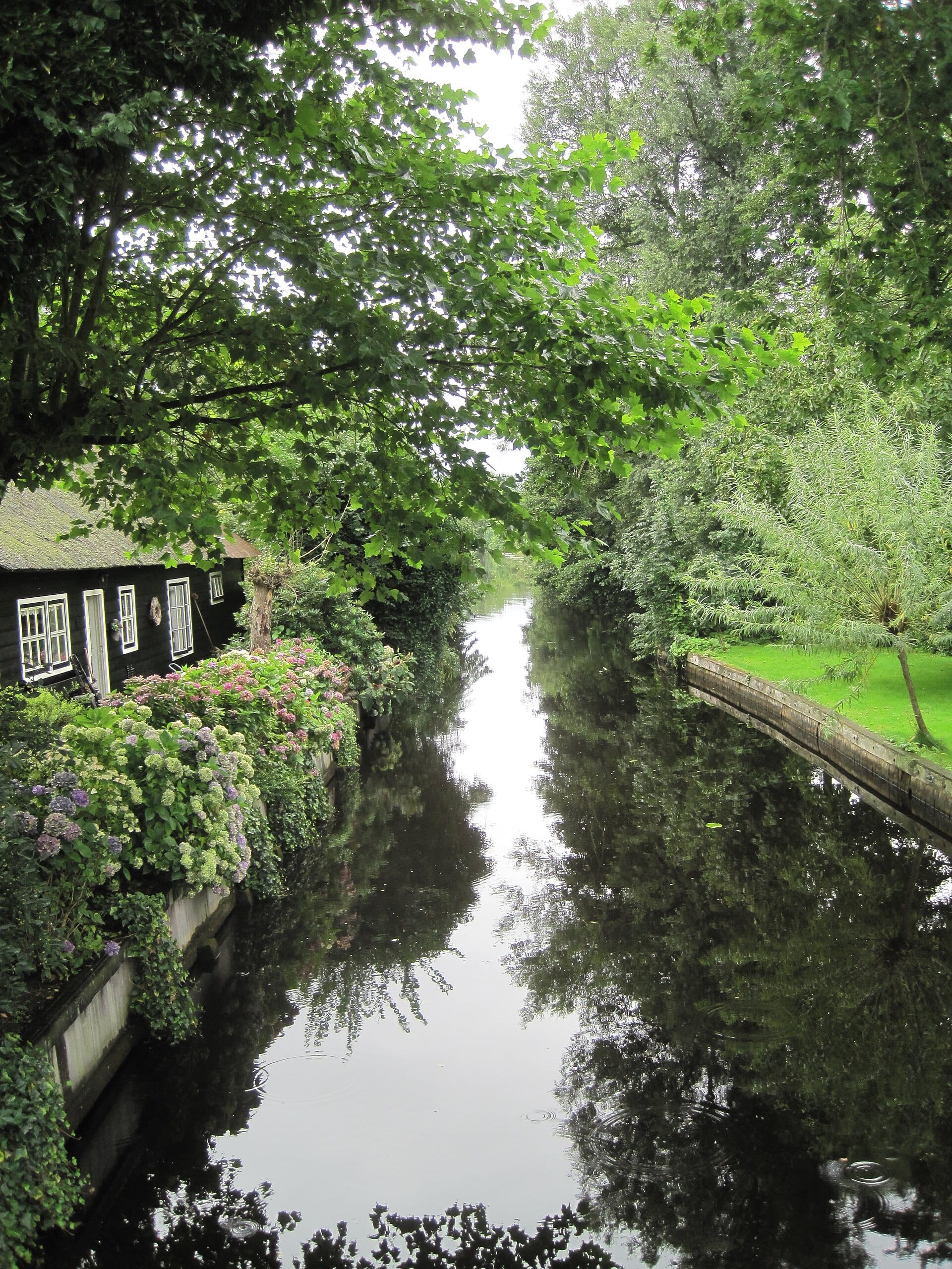 Gracht in Giethoorn, gemeente Steenwijkerland Boten in de dorpsgracht van Giethoorn, gemeente Steenwijkerland
