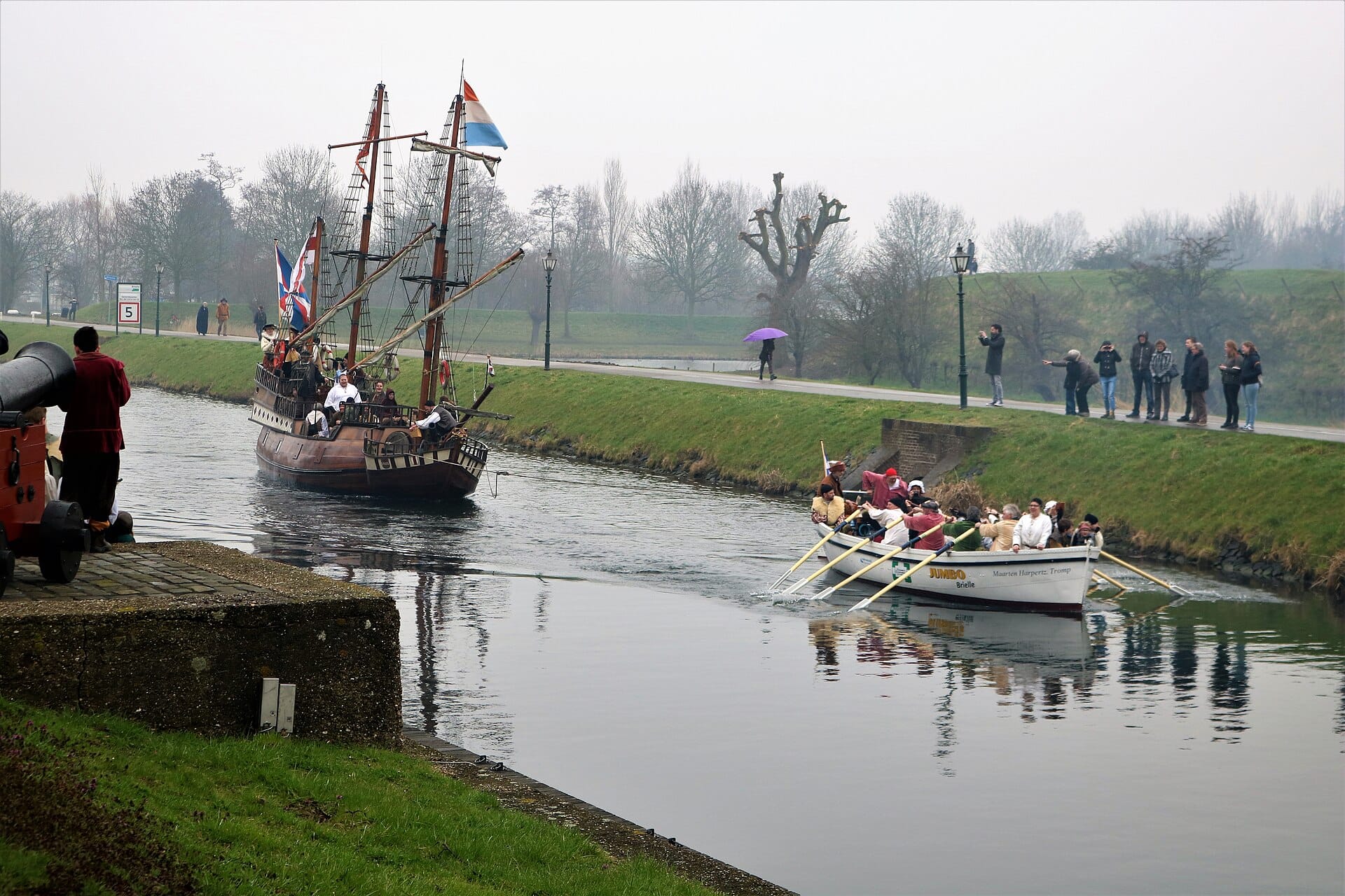haven-brielle-voorne-aan-zee Boot vaart de haven van Brielle in, gemeente Voorne aan Zee