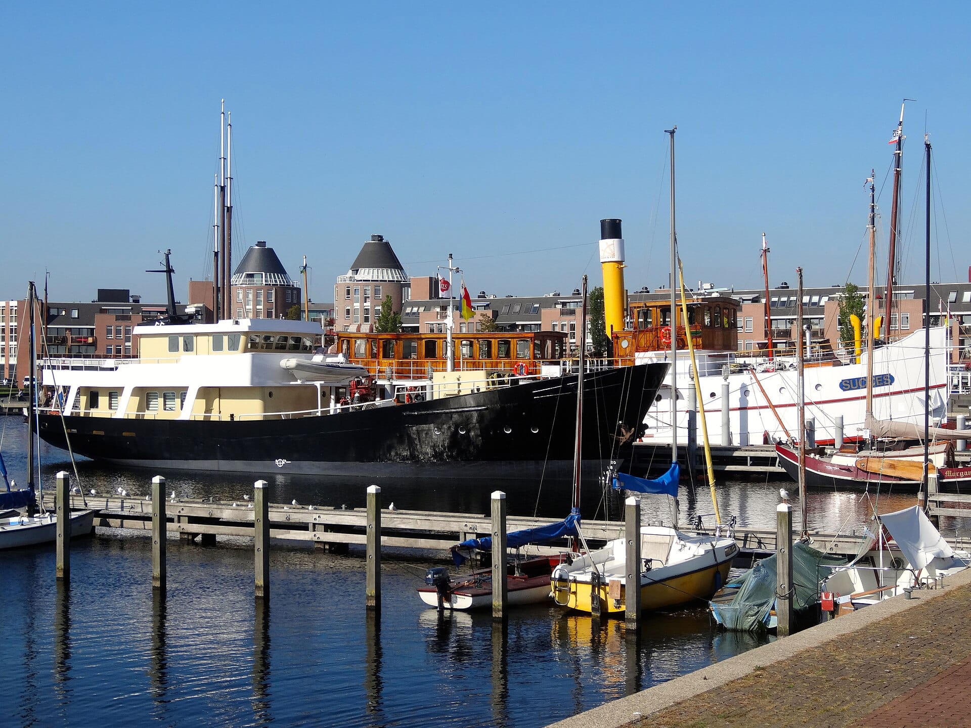 Havenkom Almere Haven Almere: havenkom in Almere Haven met traditionele zeilschepen