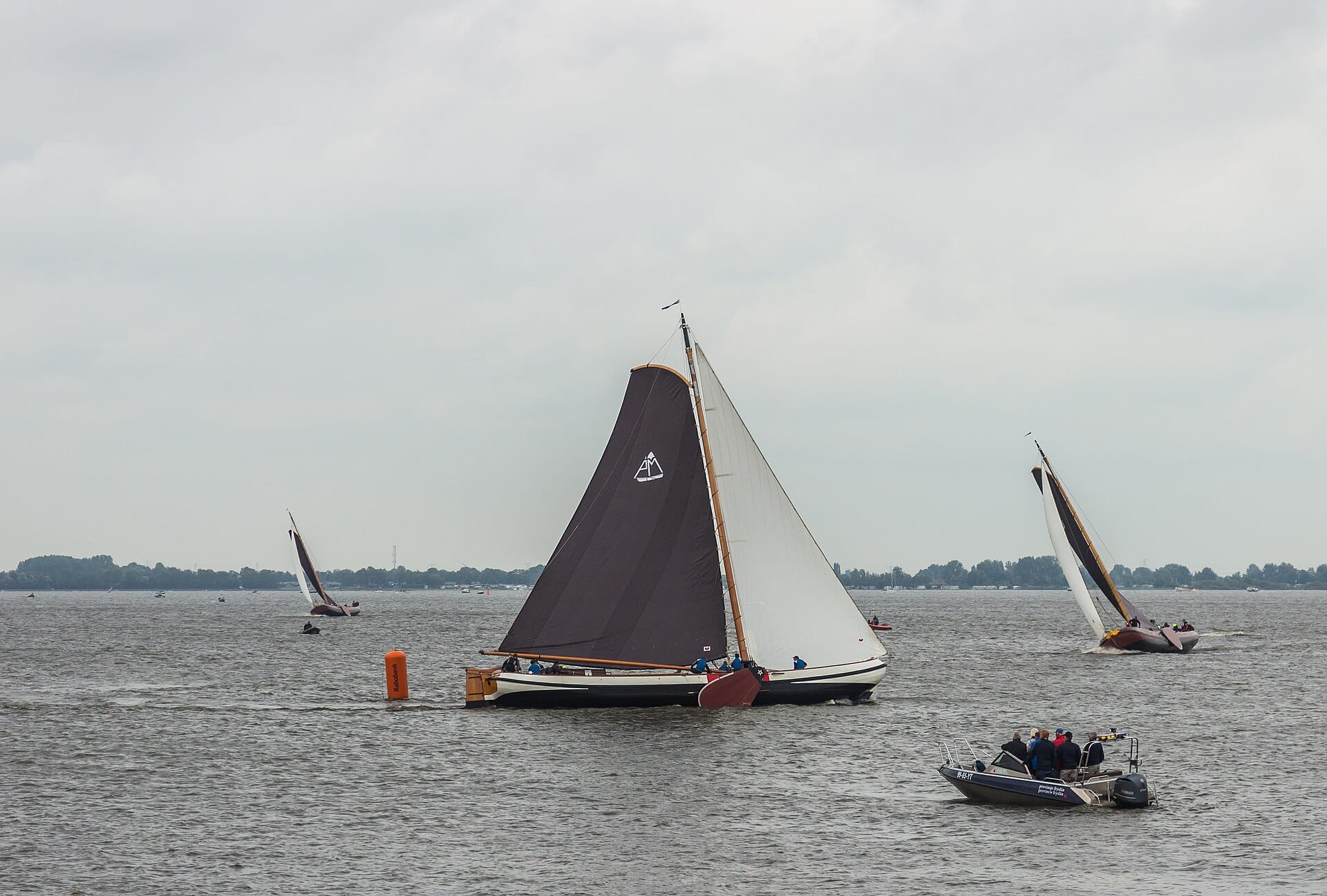 ifks-2026-skutsjesilen Skûtsjes in actie tijdens het IFKS 2026 op Fries wedstrijdwater