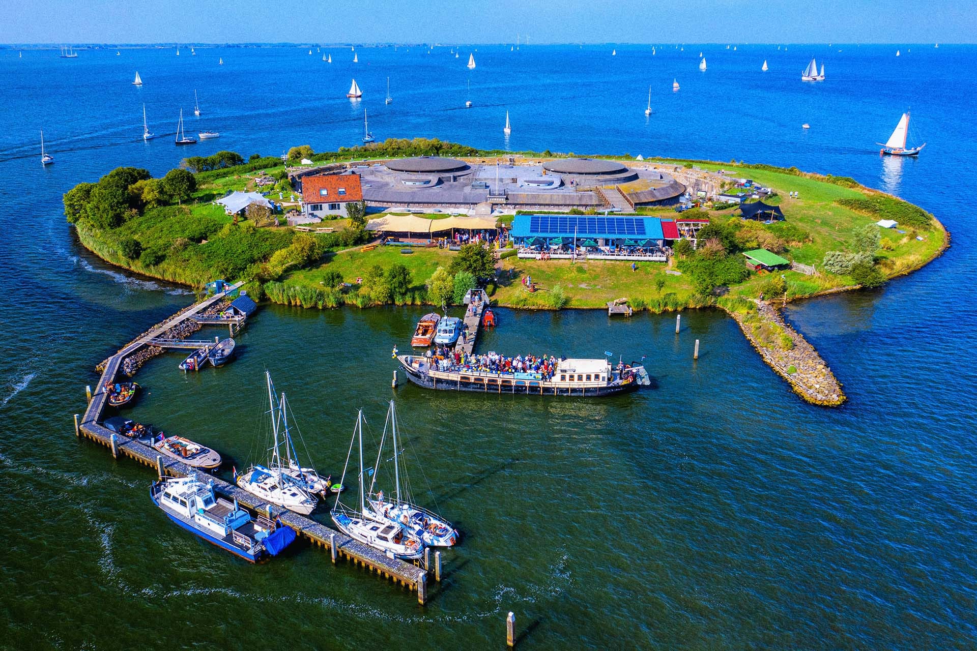 DEKO Marina DEKO Marina in Lelystad met directe toegang tot het IJsselmeer