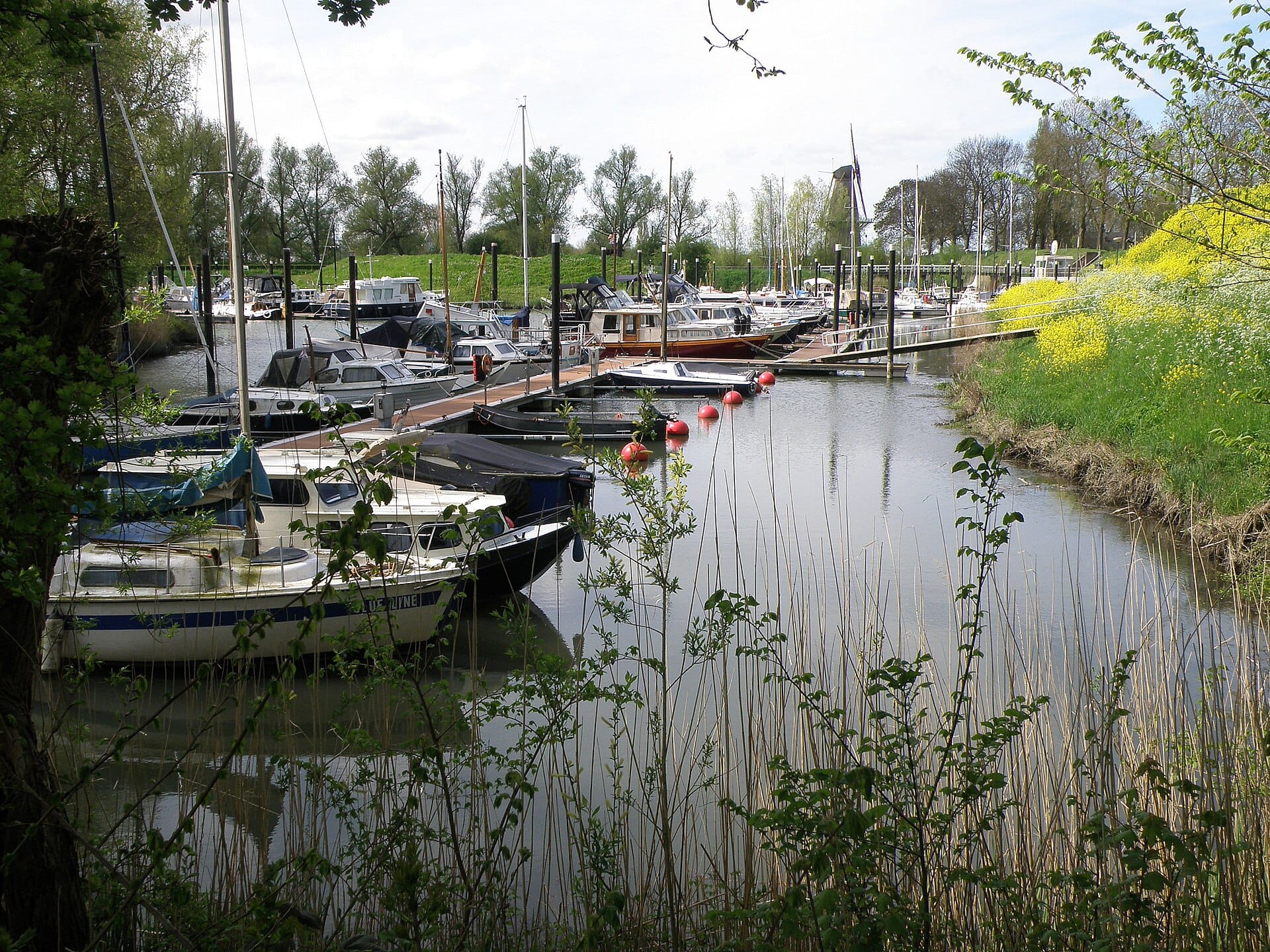 Jachthaven in de vestinghaven van Woudrichem, gemeente Altena Jachthaven in de vestinghaven van Woudrichem, gemeente Altena