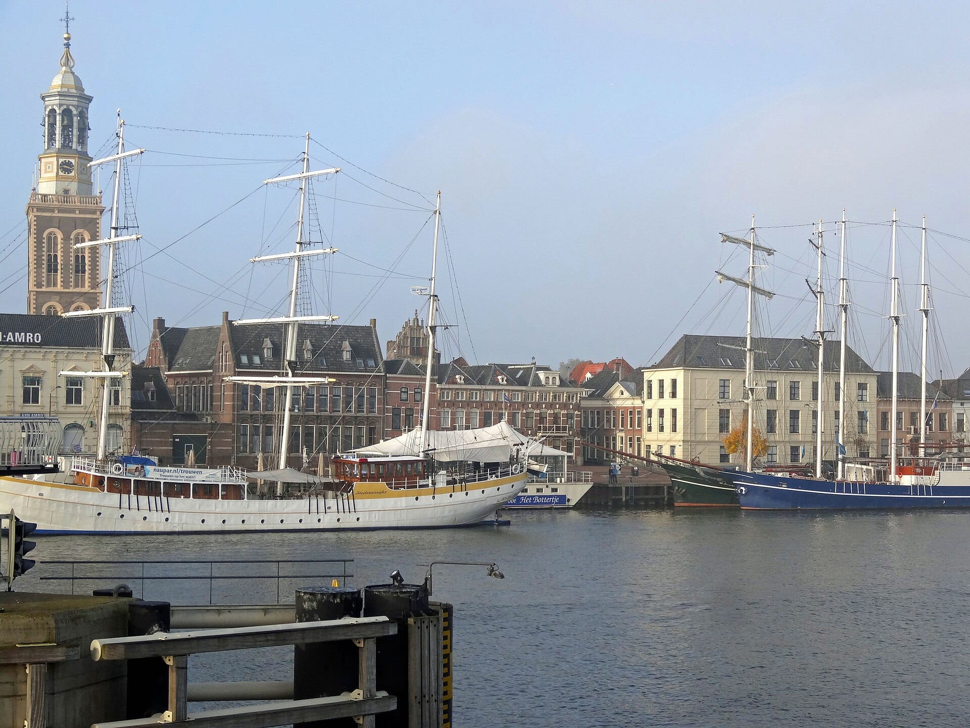 Kampen skyline gezien vanaf de Stadsbrug over de IJssel Kampen aan de IJssel gezien vanaf de Stadsbrug