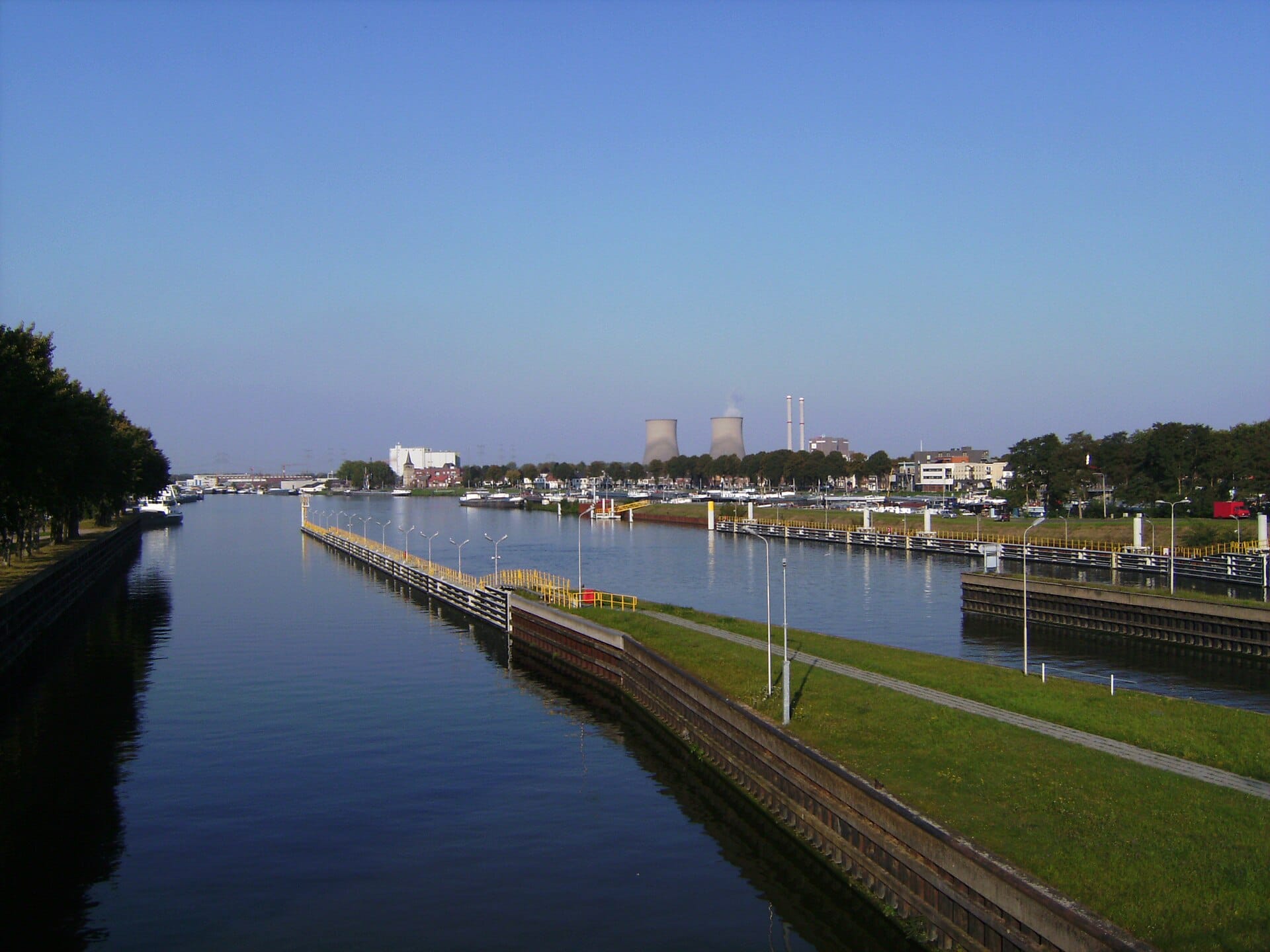 Maasgouw – Maasbracht aan het Julianakanaal Zicht op Maasbracht in de gemeente Maasgouw, gelegen aan het Julianakanaal