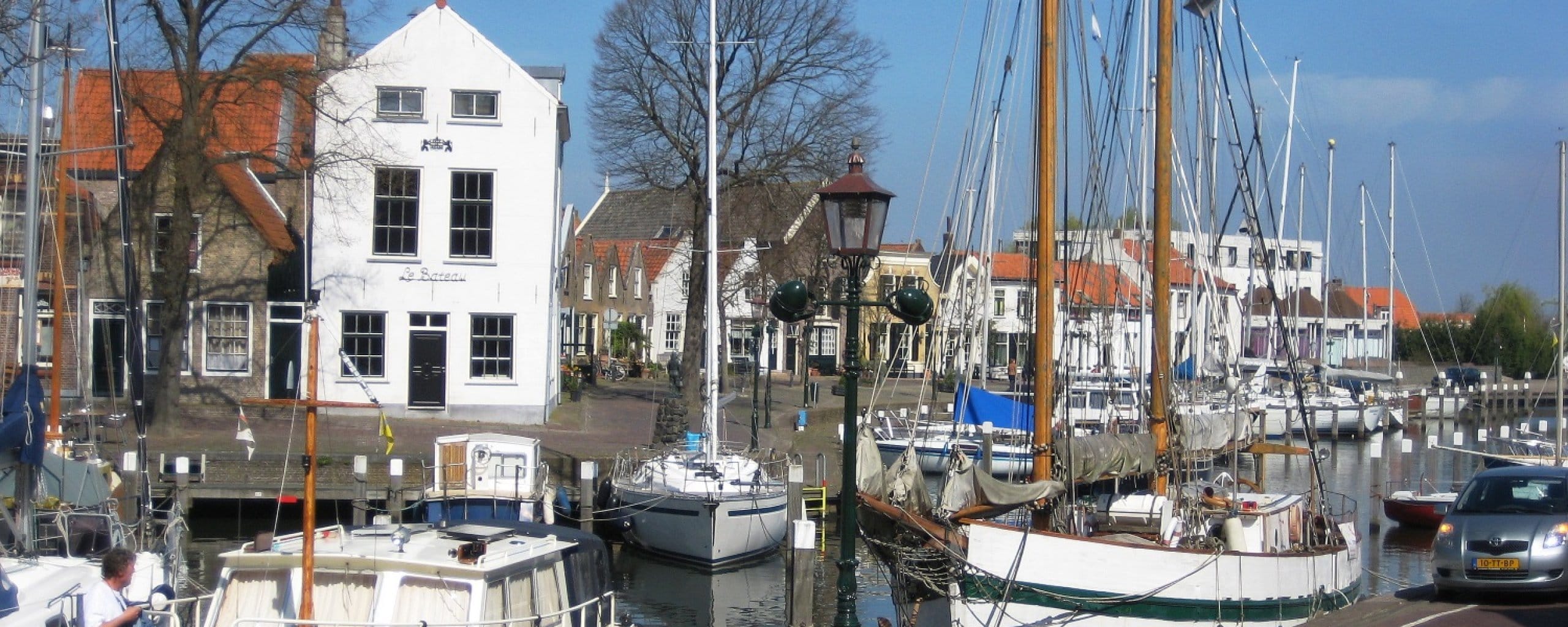 Gemeentelijke Jachthaven Middelharnis aan het havenkanaal