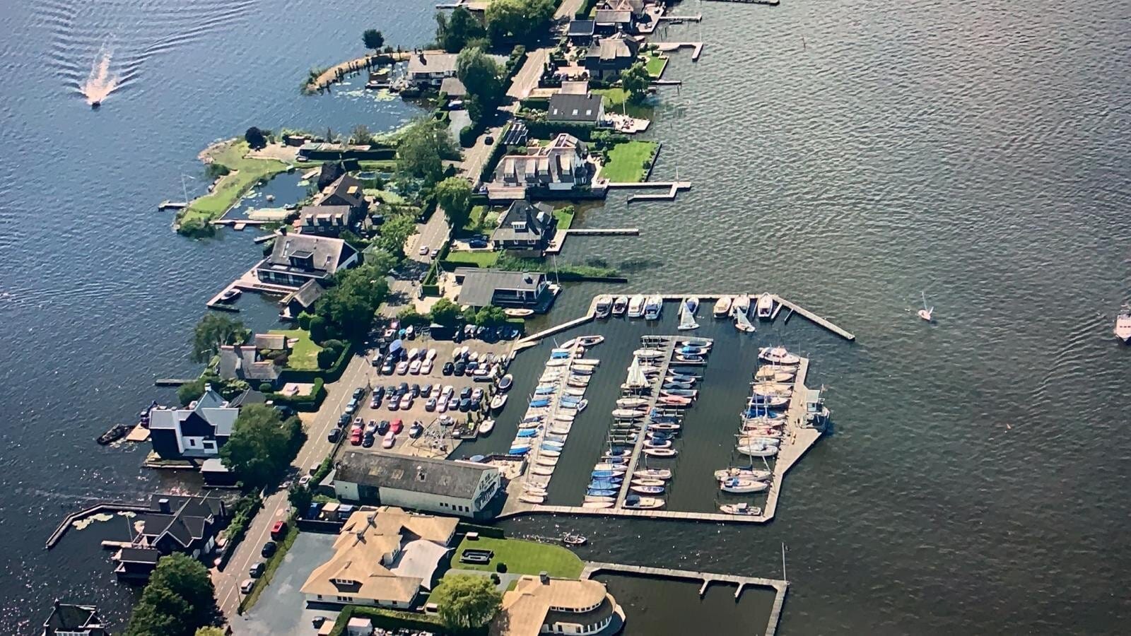 W.V. Het Witte Huis W.V. Het Witte Huis, verenigingshaven aan de Loosdrechtse Plassen in Loosdrecht