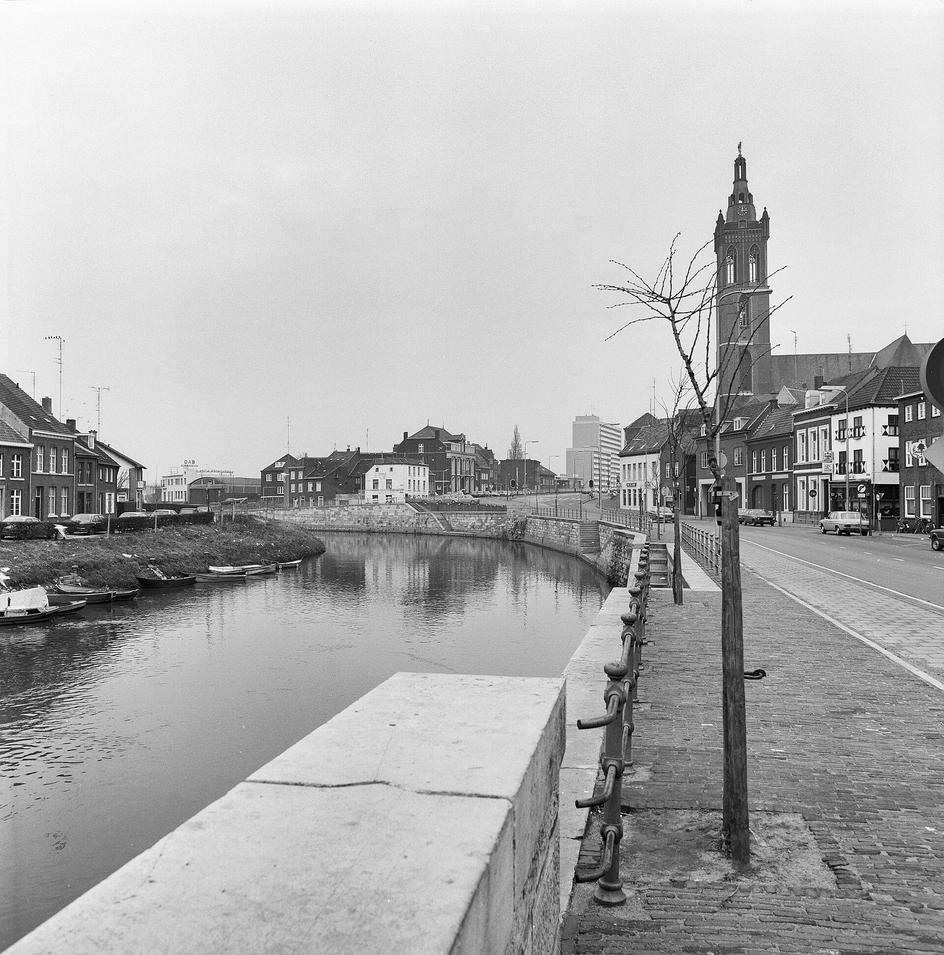 Roerkade in Roermond Roerkade in Roermond, met uitzicht over de rivier de Roer in het centrum
