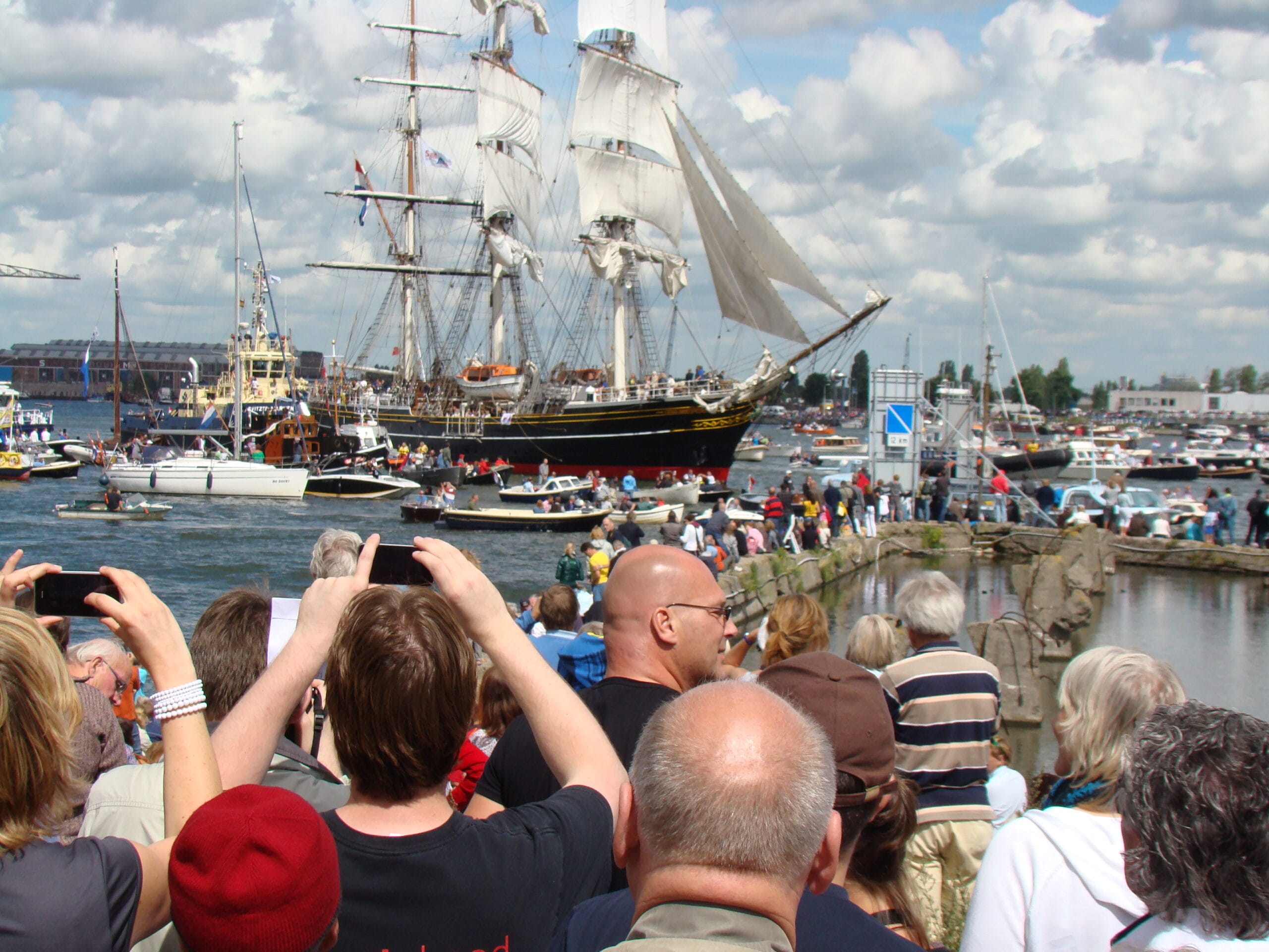 SAIL Amsterdam: Tall Ship onder vol tuig tussen het publiek op het IJ