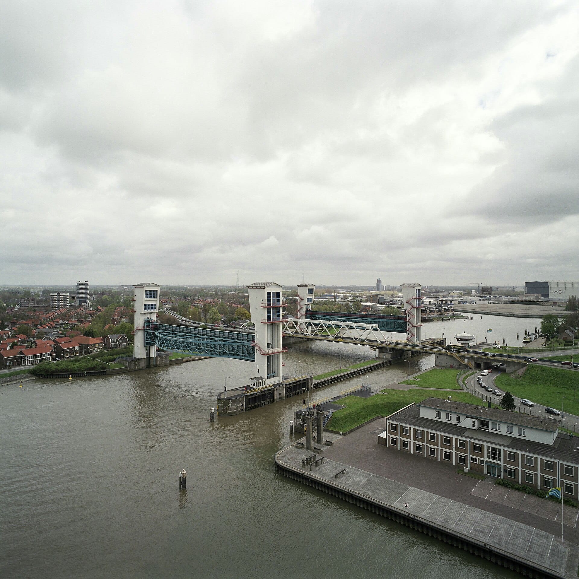 Sluis Algerabrug en stormvloedkering in de Hollandsche IJssel vanuit de lucht