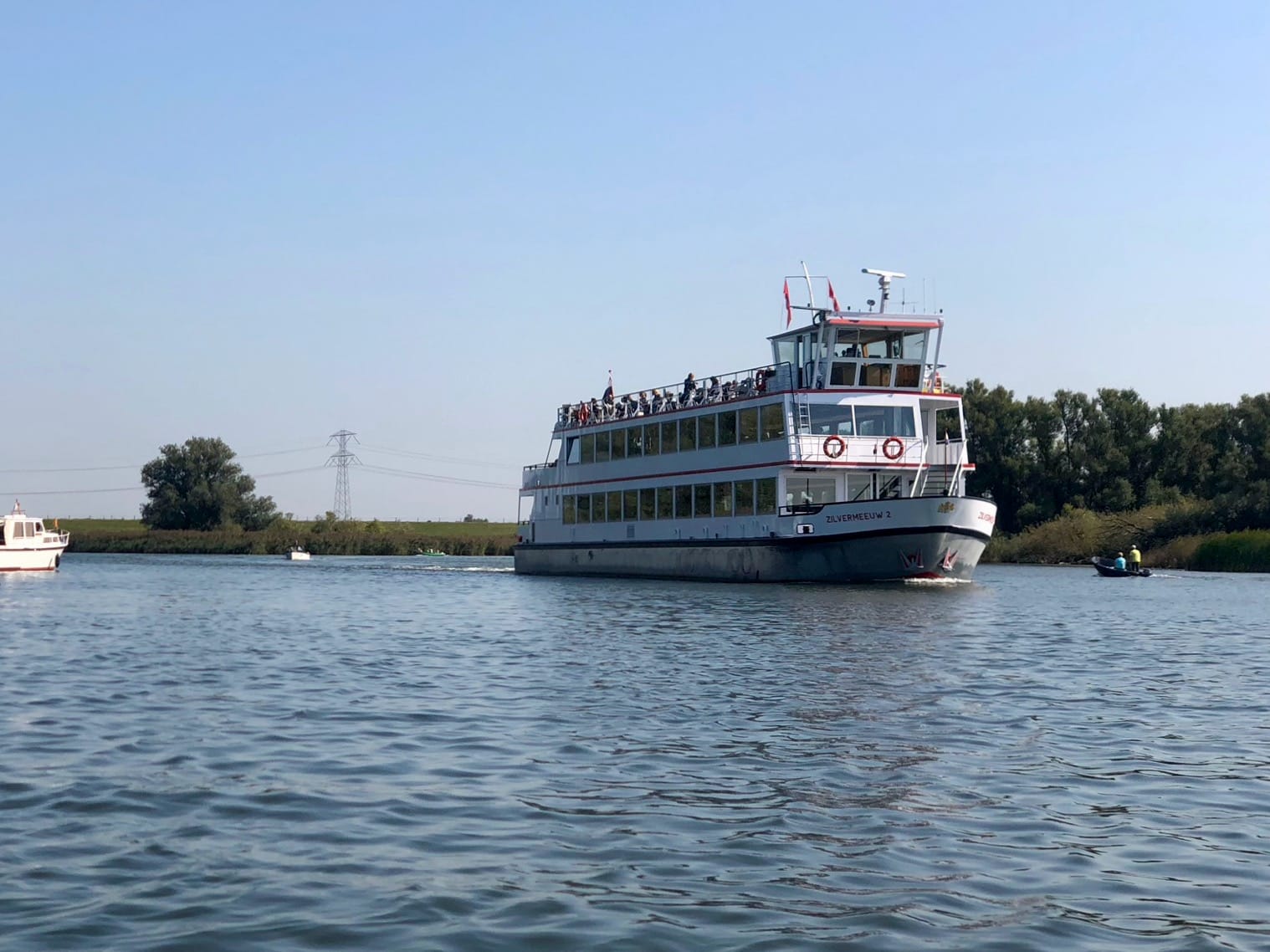 Rondvaartboot met passagiers tijdens varen in de Biesbosch