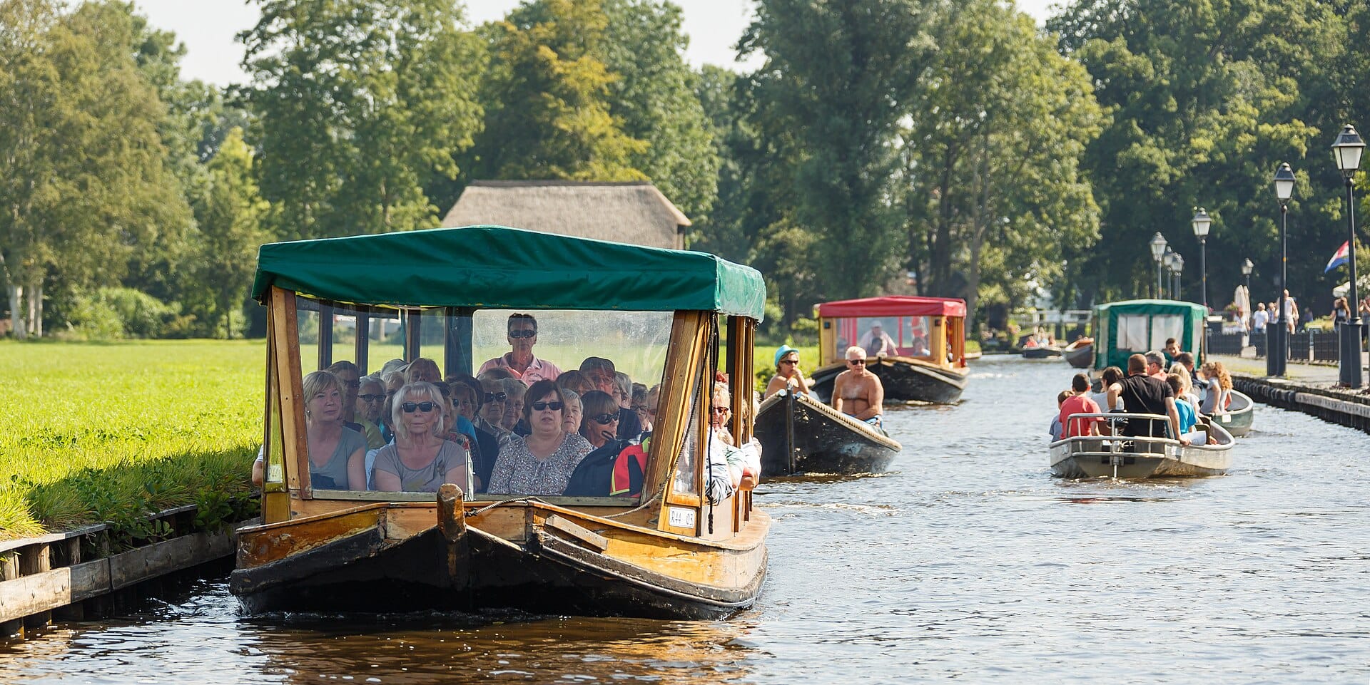 varen-in-giethoorn-fluisterboot Varen in Giethoorn: fluisterboten in de zonnige grachten van het Venetië van het Noorden