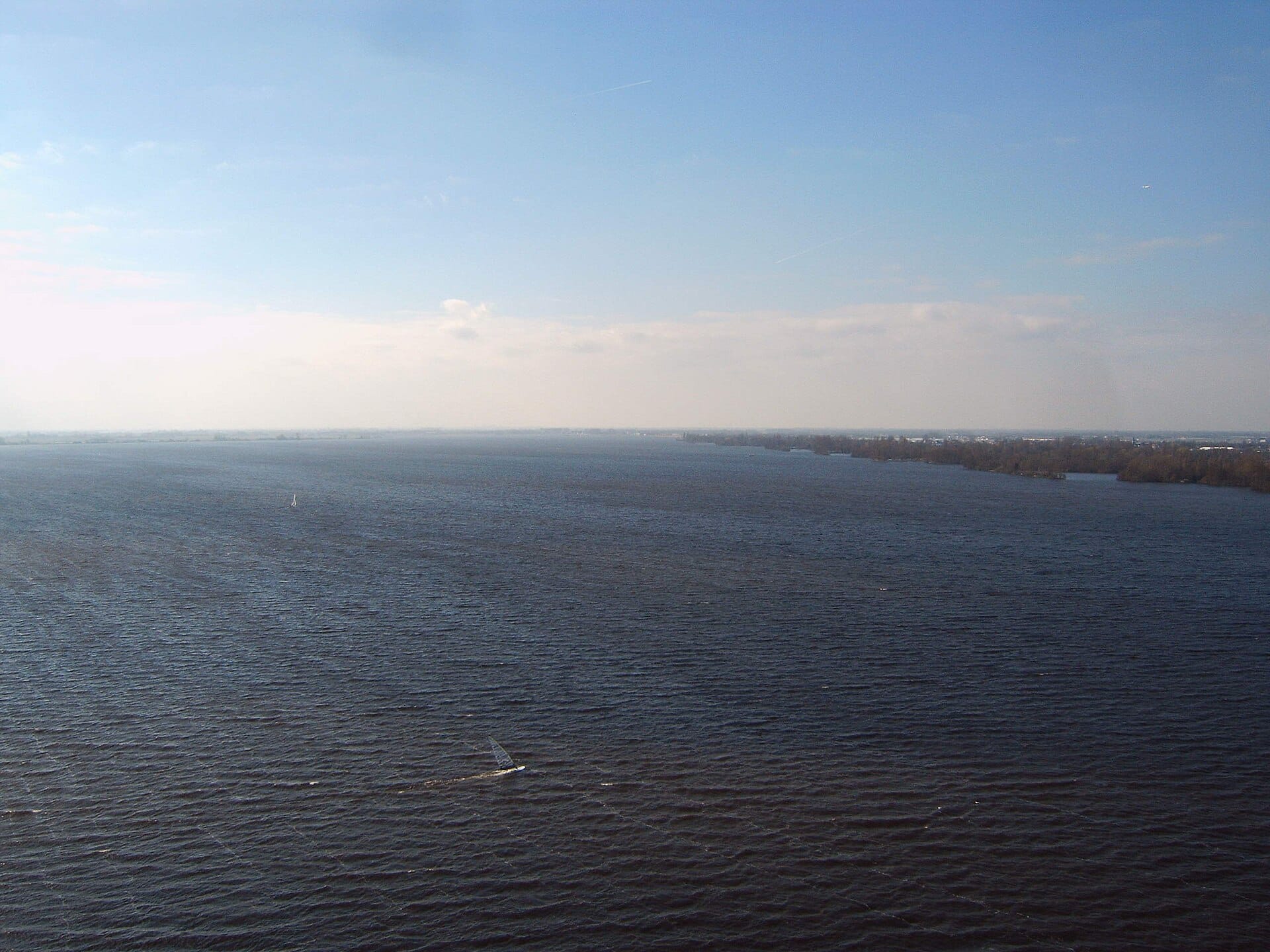 Uitzicht over de Westeinderplassen bij Aalsmeer vanaf de watertoren
