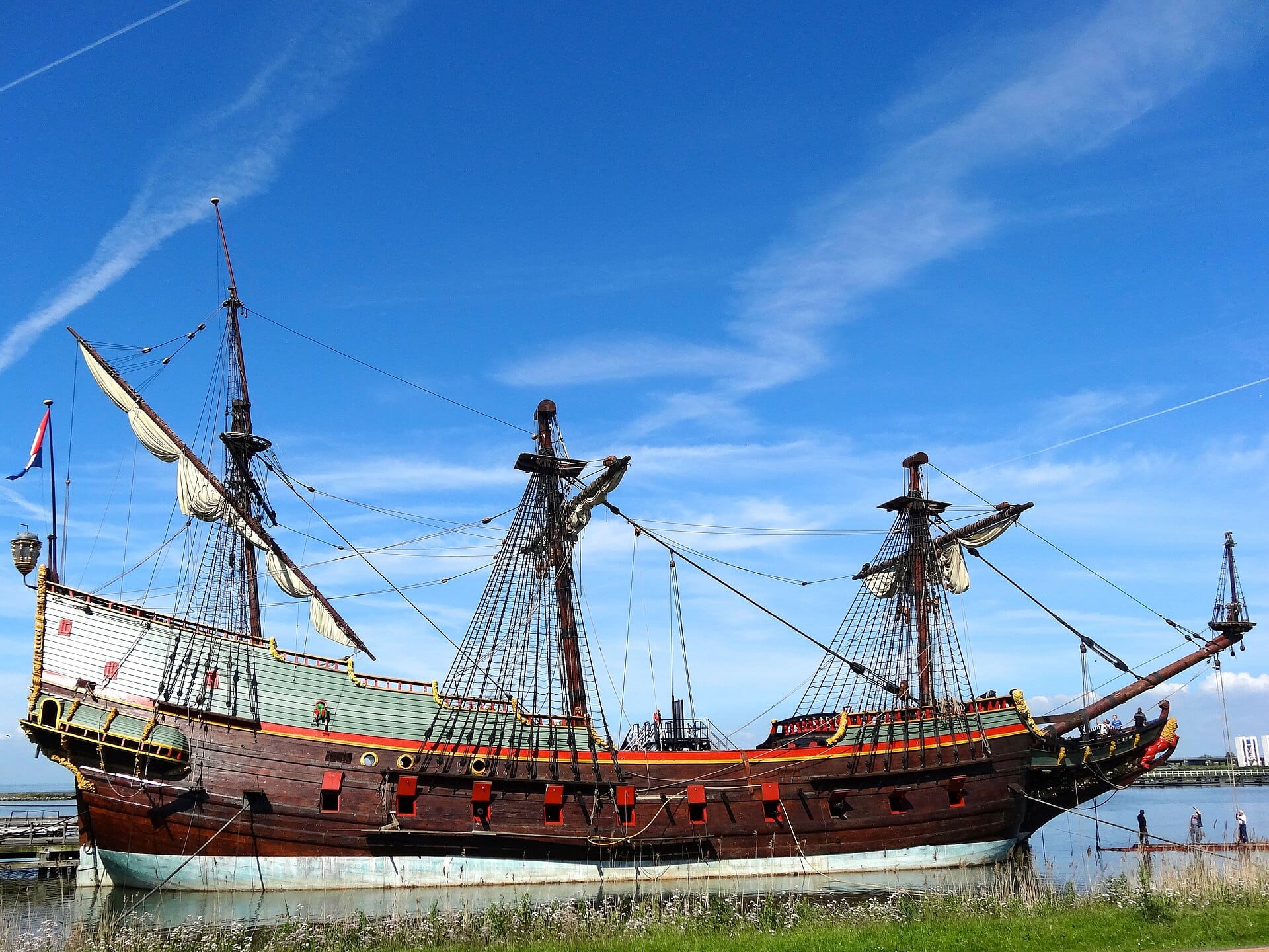 Batavia Lelystad: het VOC-schip te water bij de Bataviawerf