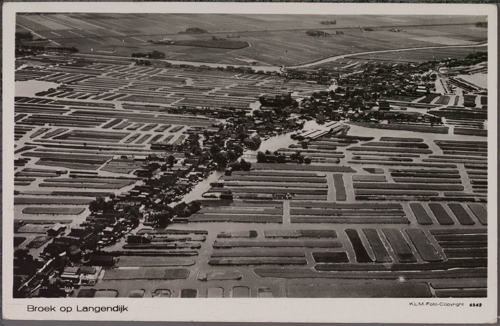 Luchtfoto van het polderlandschap bij Broek op Langedijk, gemeente Dijk en Waard