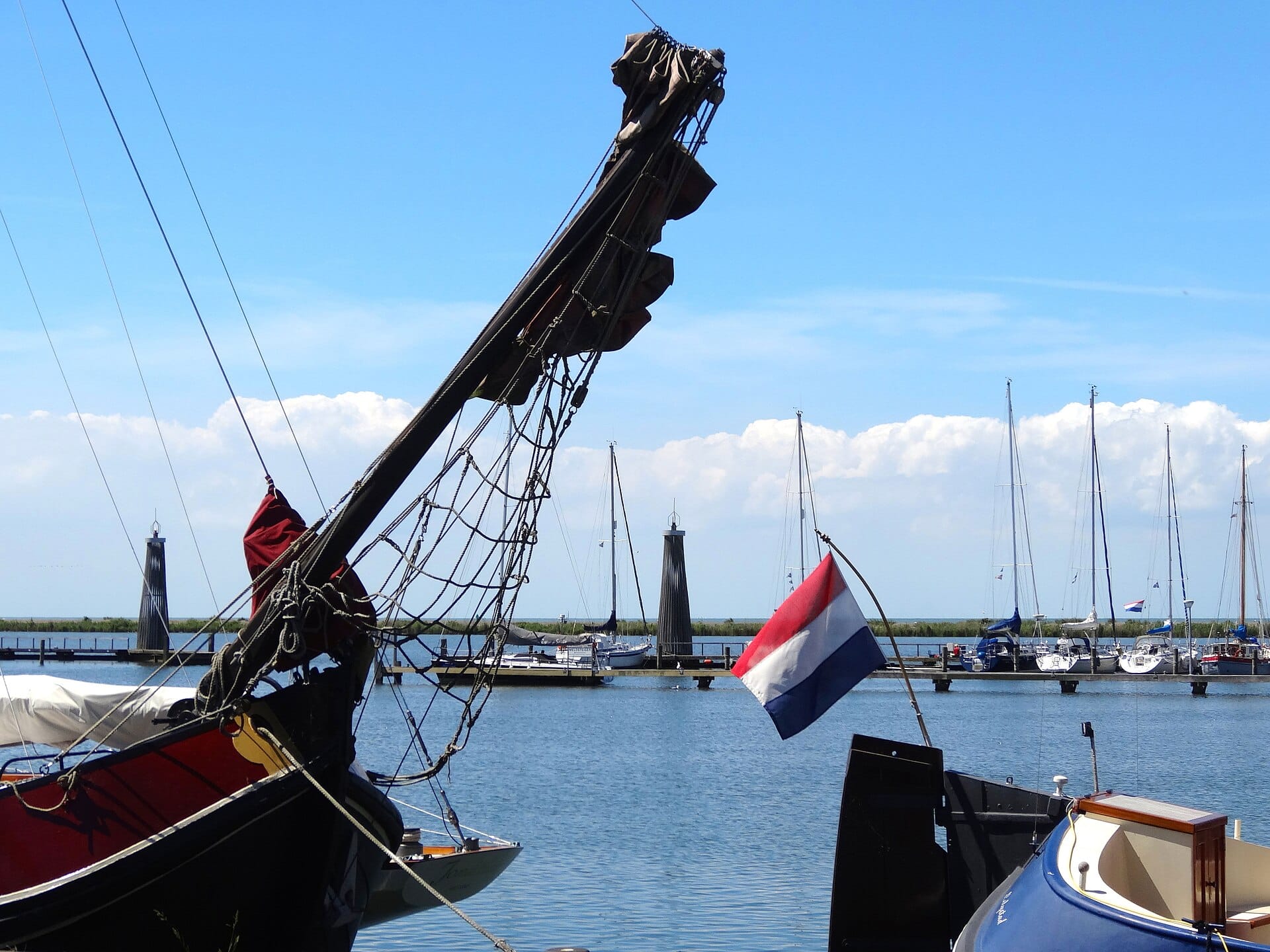Elektrisch varen en jachten in de zonnige jachthaven bij Lelystad