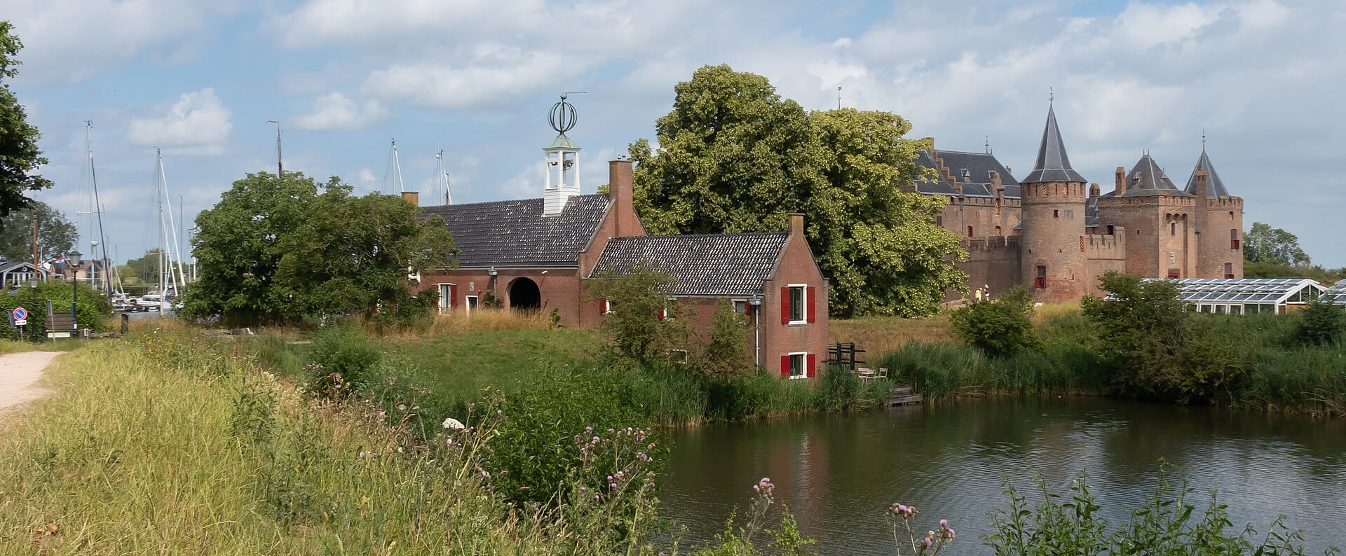Gooise Meren: het Muiderslot aan de monding van de Vecht