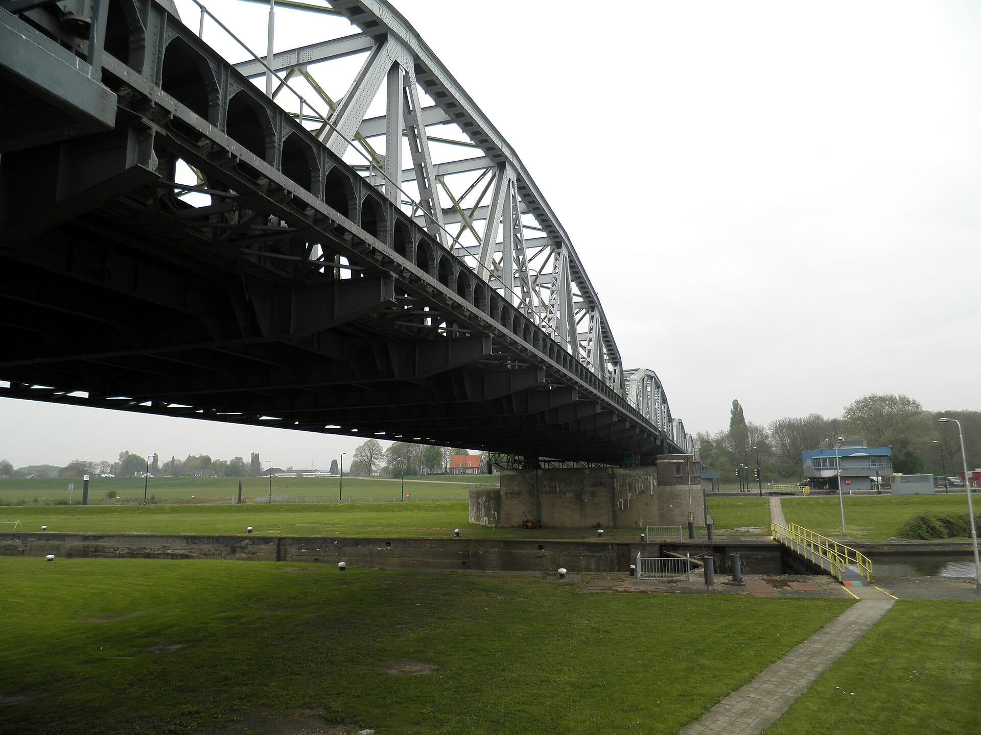Sluis- en stuwcomplex met de John S. Thompsonbrug in Grave, gemeente Land van Cuijk