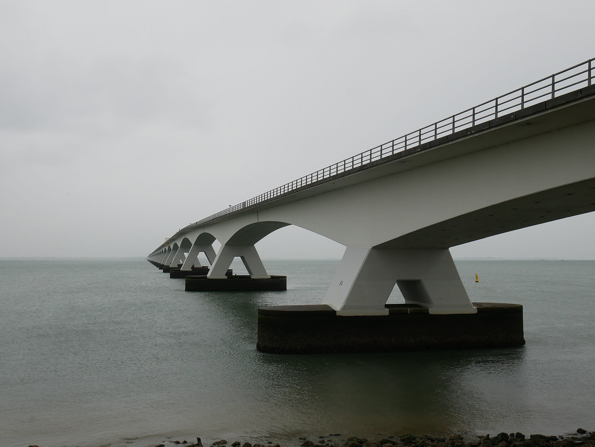Zeelandbrug over de Oosterschelde bij Colijnsplaat in Noord-Beveland