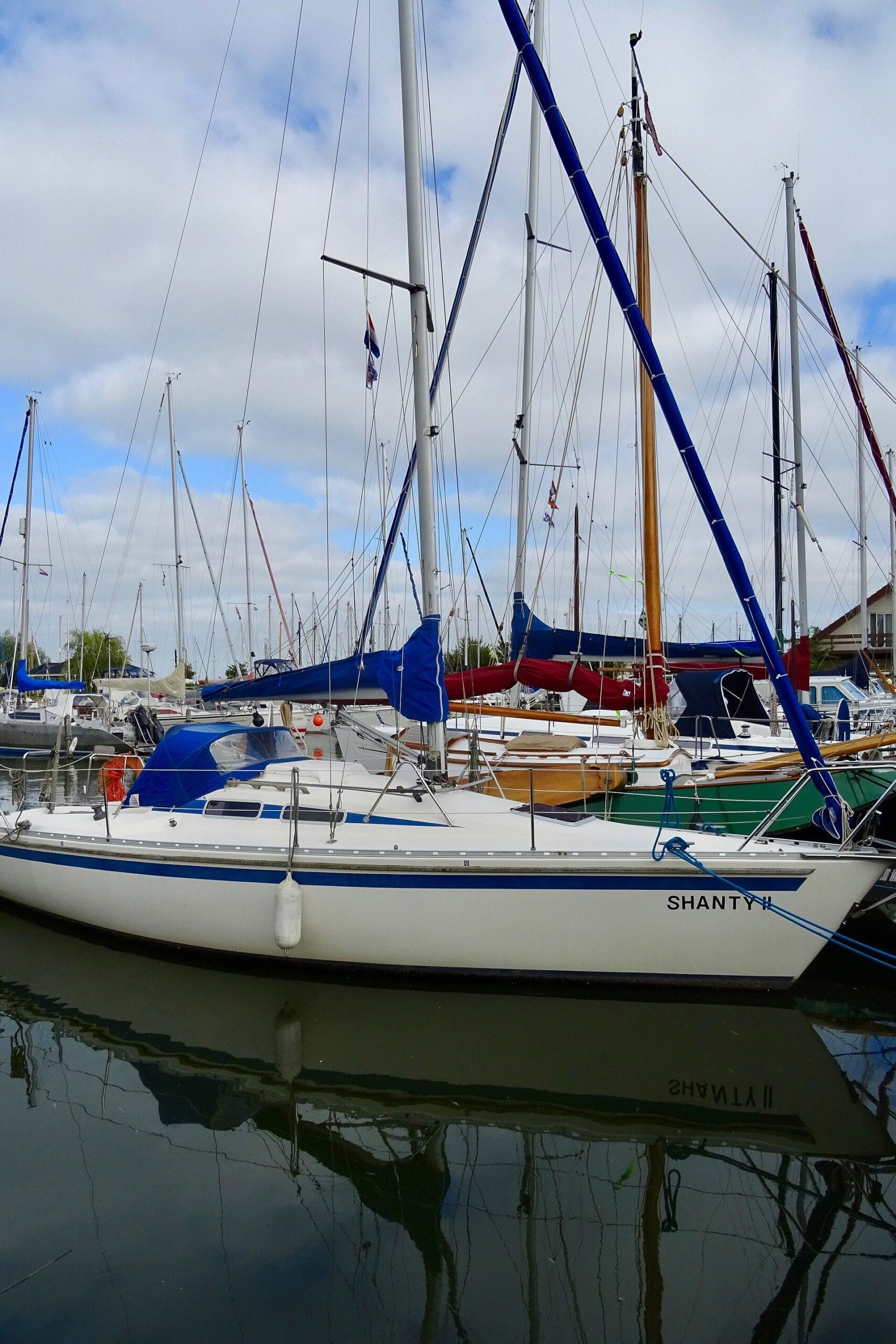 oudega-aan-het-water-friese-meren Zonnige jachthaven aan de Friese Meren, sfeerbeeld bij Oudega aan het water