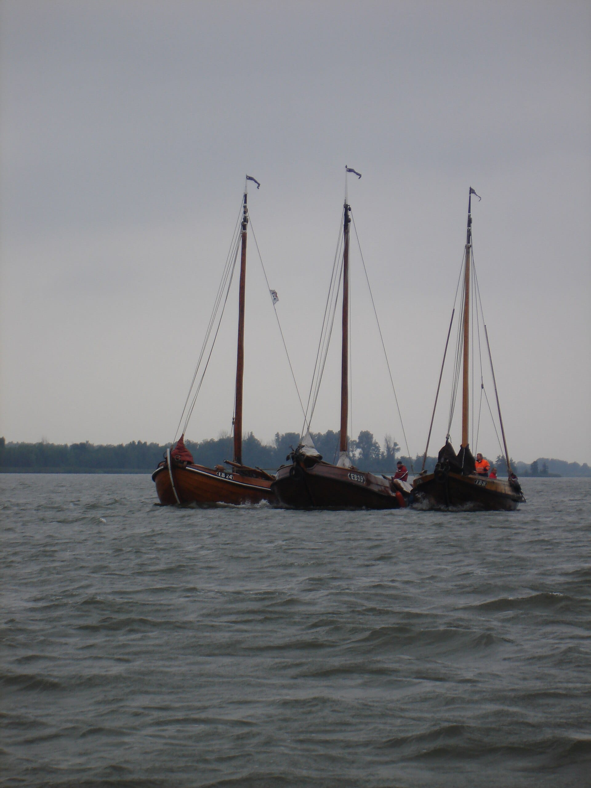 Platbodems aan het varen op de Randmeren bij het Nuldernauw in de zon