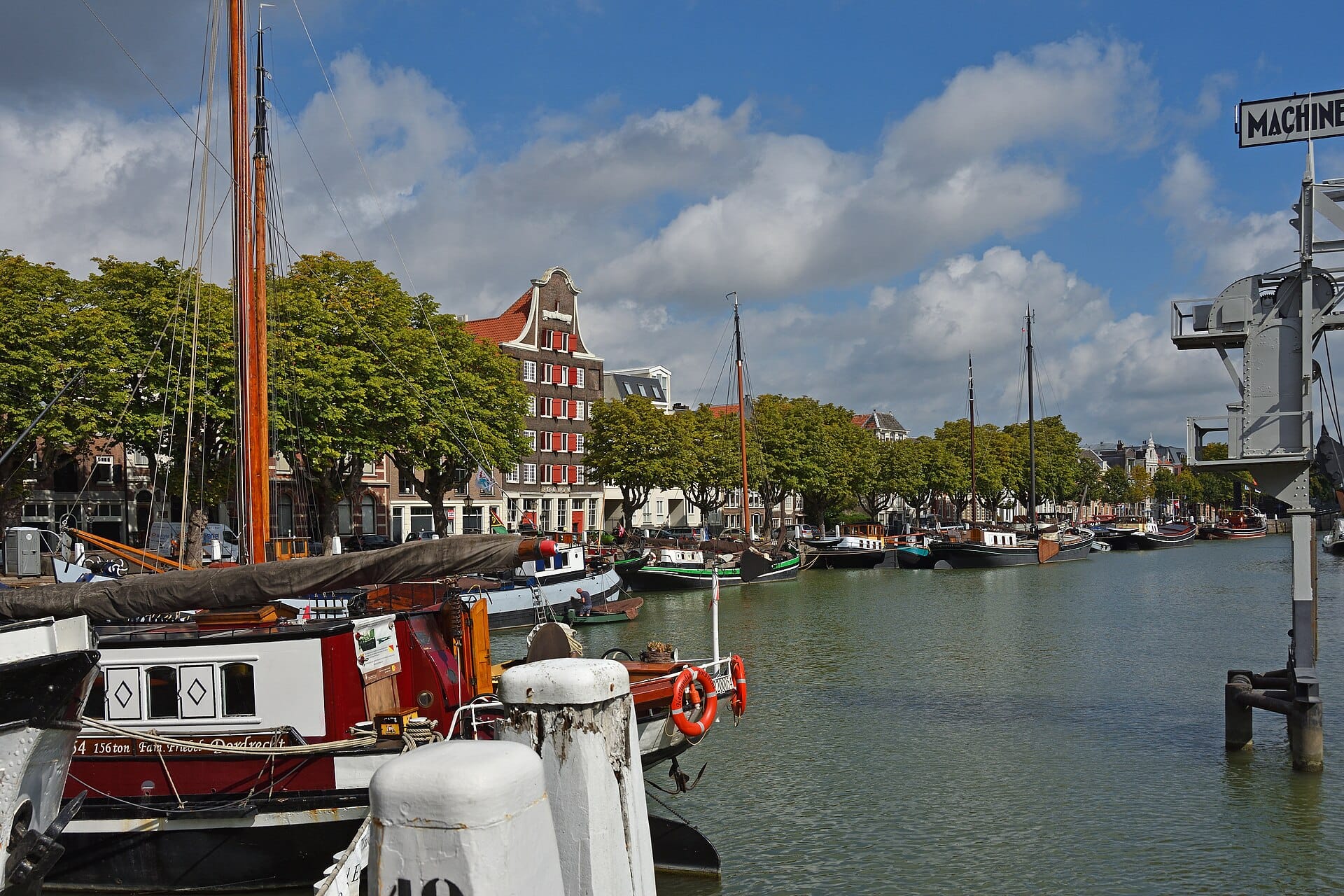 verkeersbrug-dordrecht-wolwevershaven Verkeersbrug Dordrecht en historische schepen in de Wolwevershaven