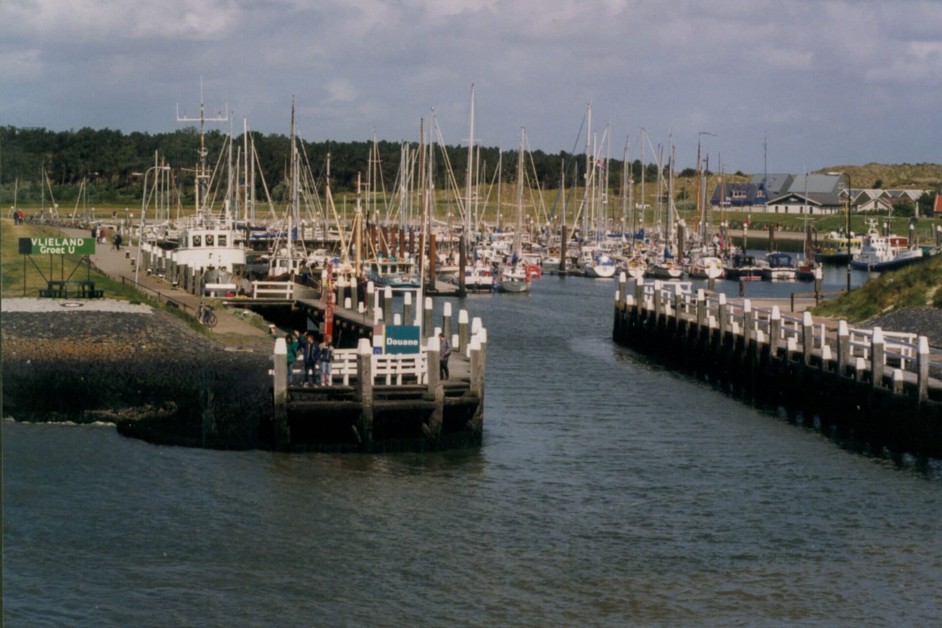Waddenhaven Vlieland met jachten aan de steiger