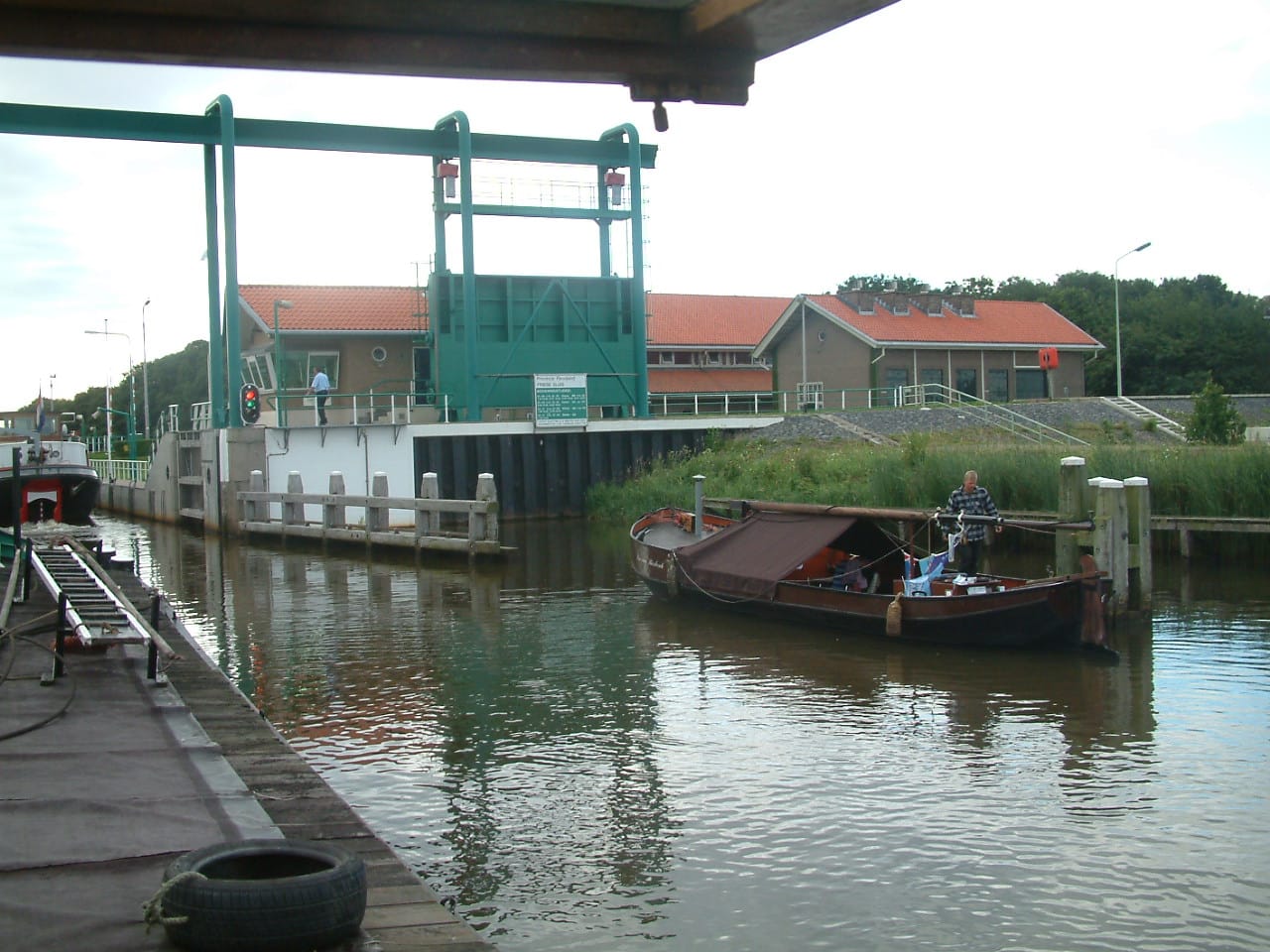 Sluis bij Harderhaven in Zeewolde Zeewolde - traditioneel zeilschip voor de sluis bij Harderhaven