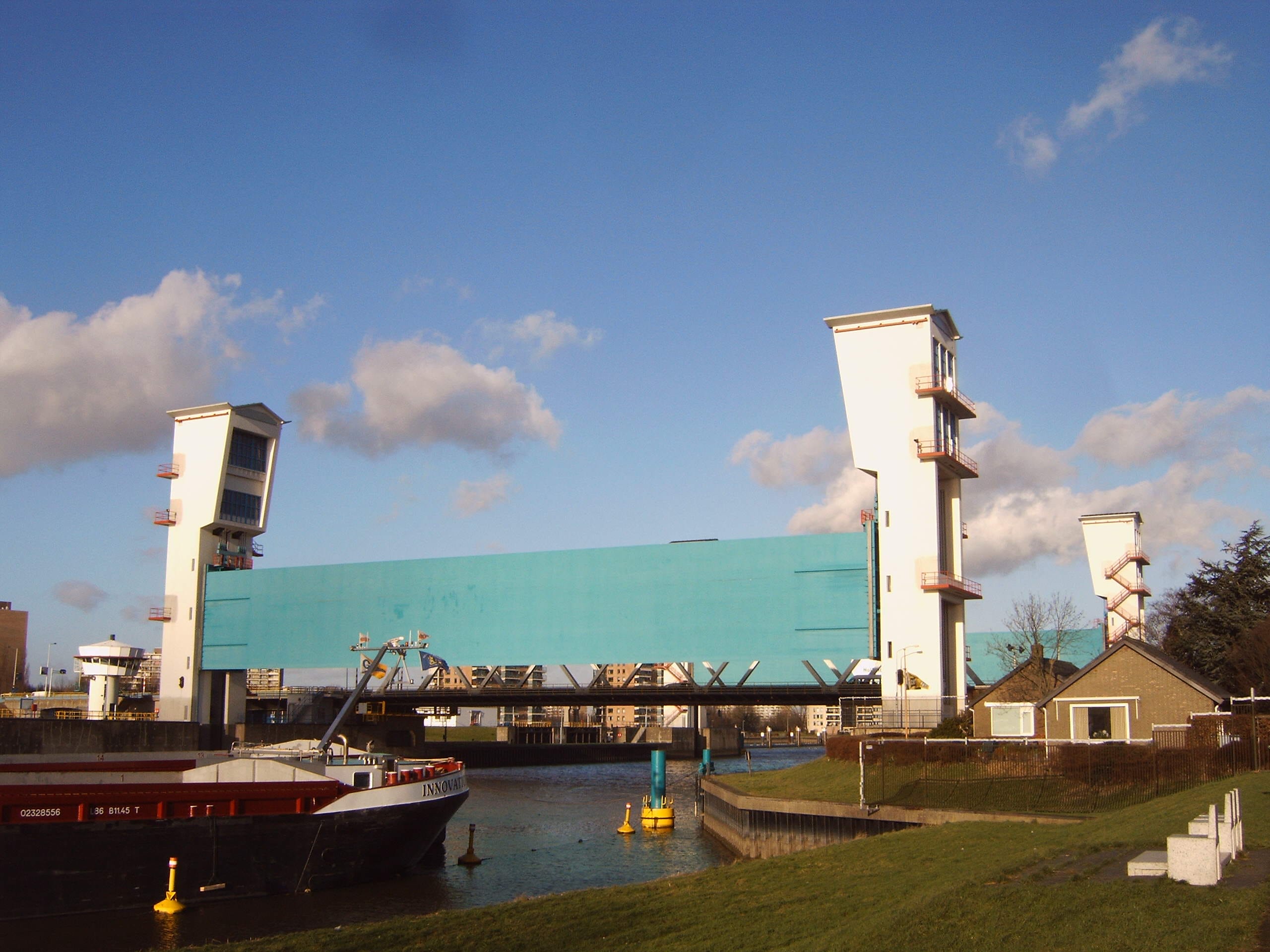 Algerabrug weer open voor hoge scheepvaart bij Krimpen aan den IJssel