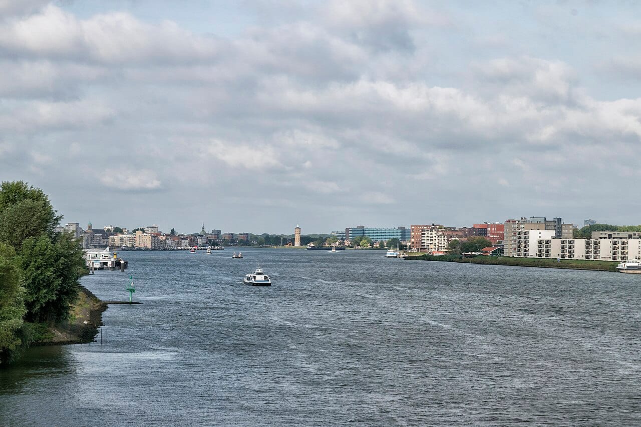 binnenvaartdagen-zwijndrecht Binnenvaartdagen Zwijndrecht: schepen op de rivier bij de Maasboulevard