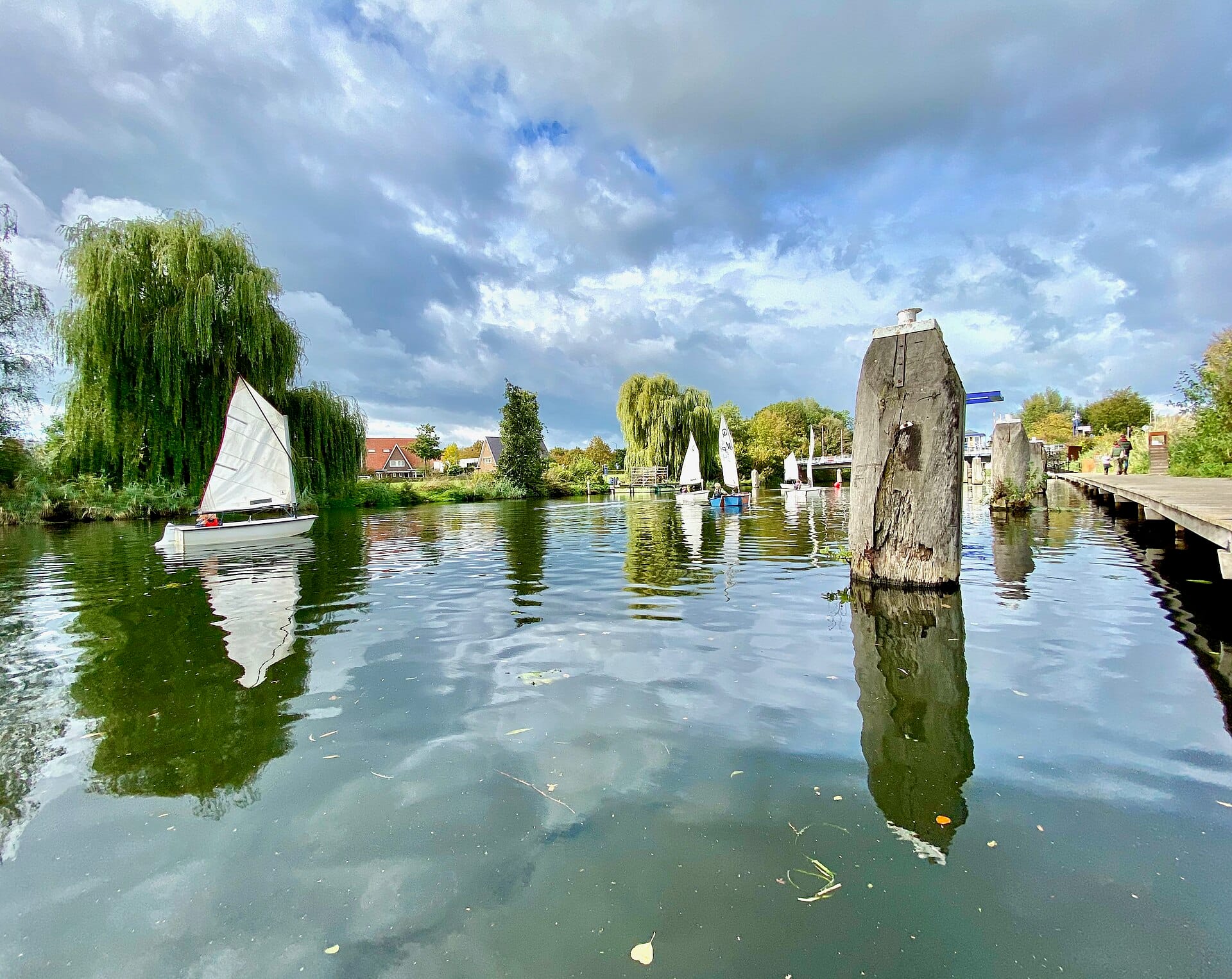 doetinchem-zeilen-oude-ijssel Zeilboot op de Oude IJssel in Doetinchem, gemeente Doetinchem