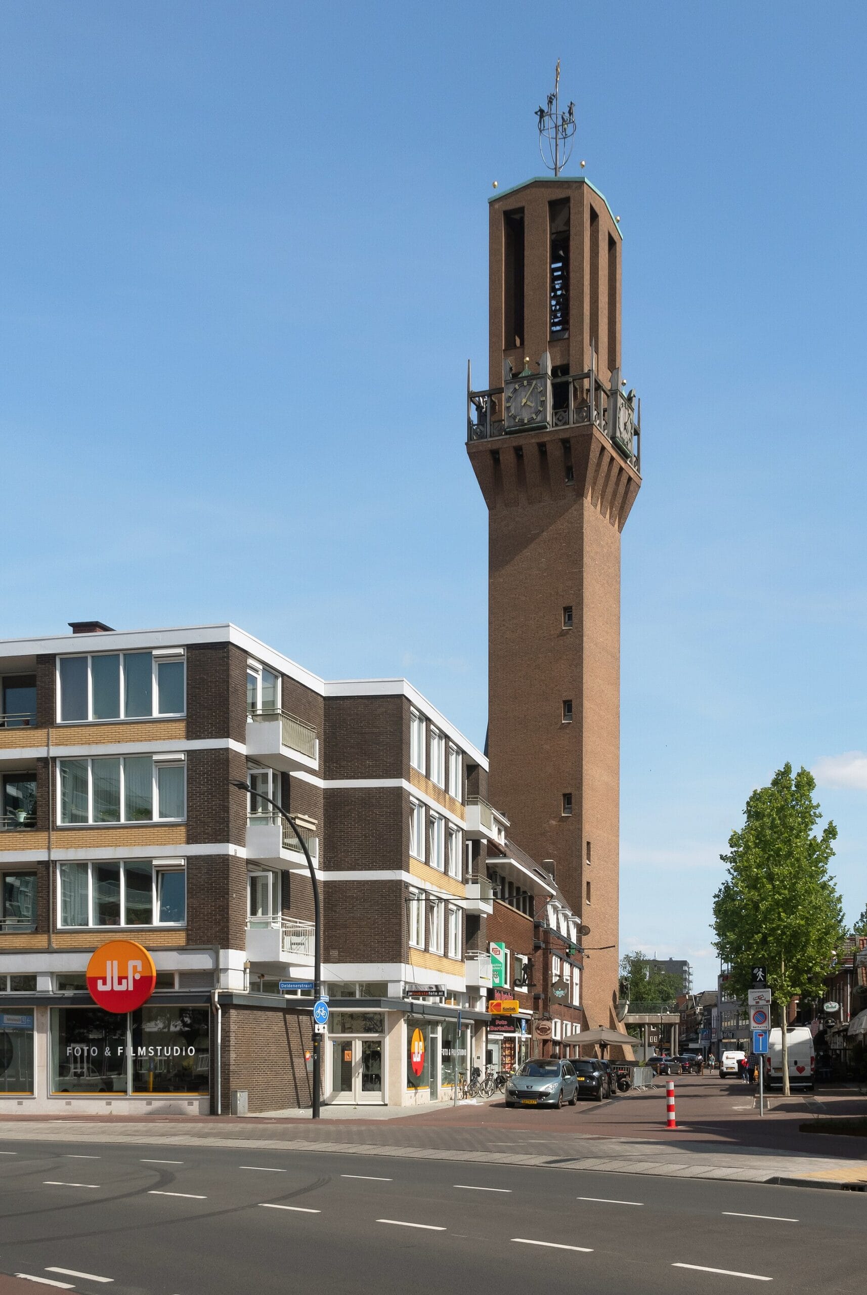 hengelo-stadhuistoren De stadhuistoren van Hengelo, herkenbaar oriëntatiepunt van de stad