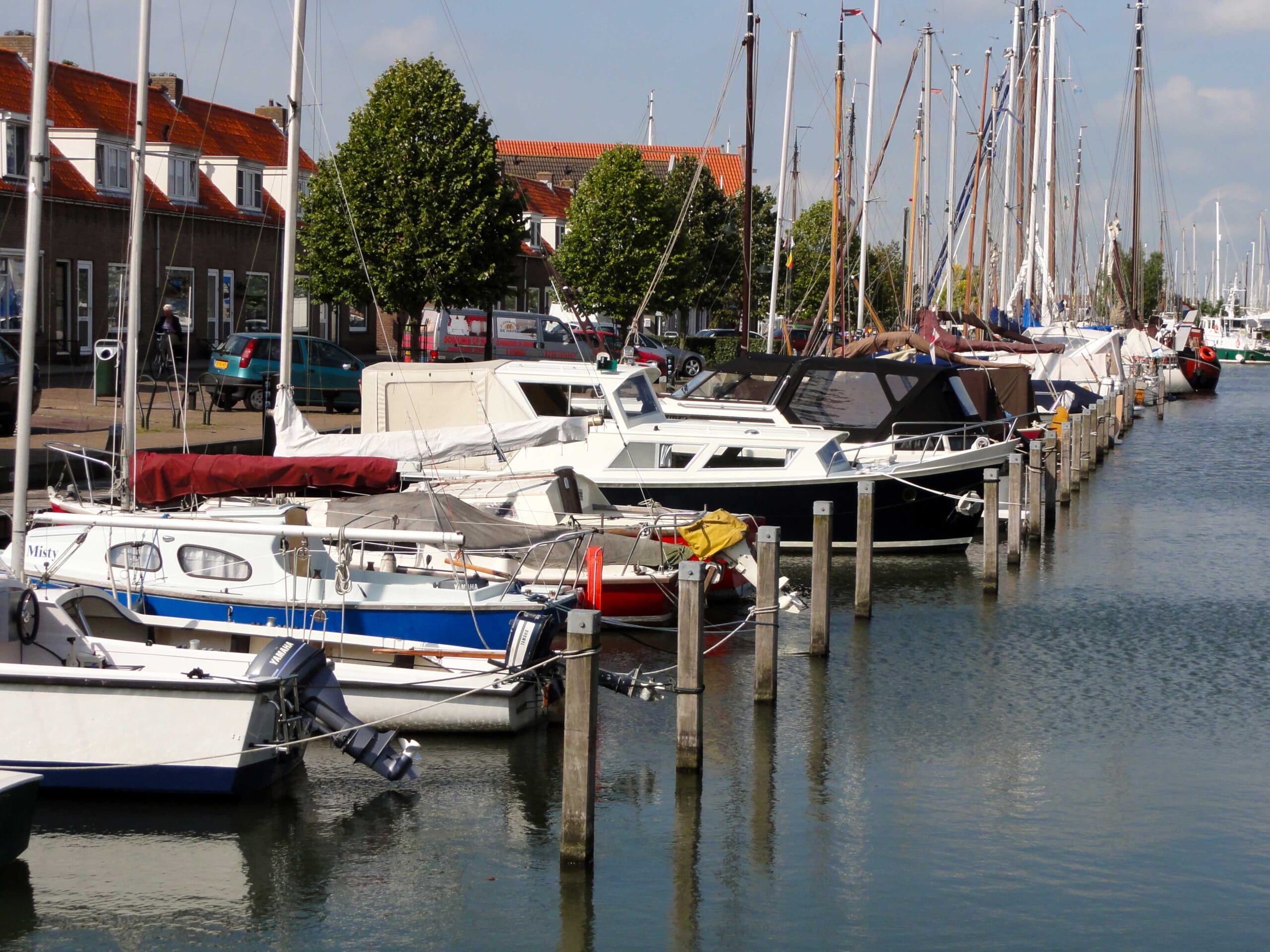jachthaven-monnickendam Jachthaven Monnickendam met afgemeerde boten aan de Gouwzee