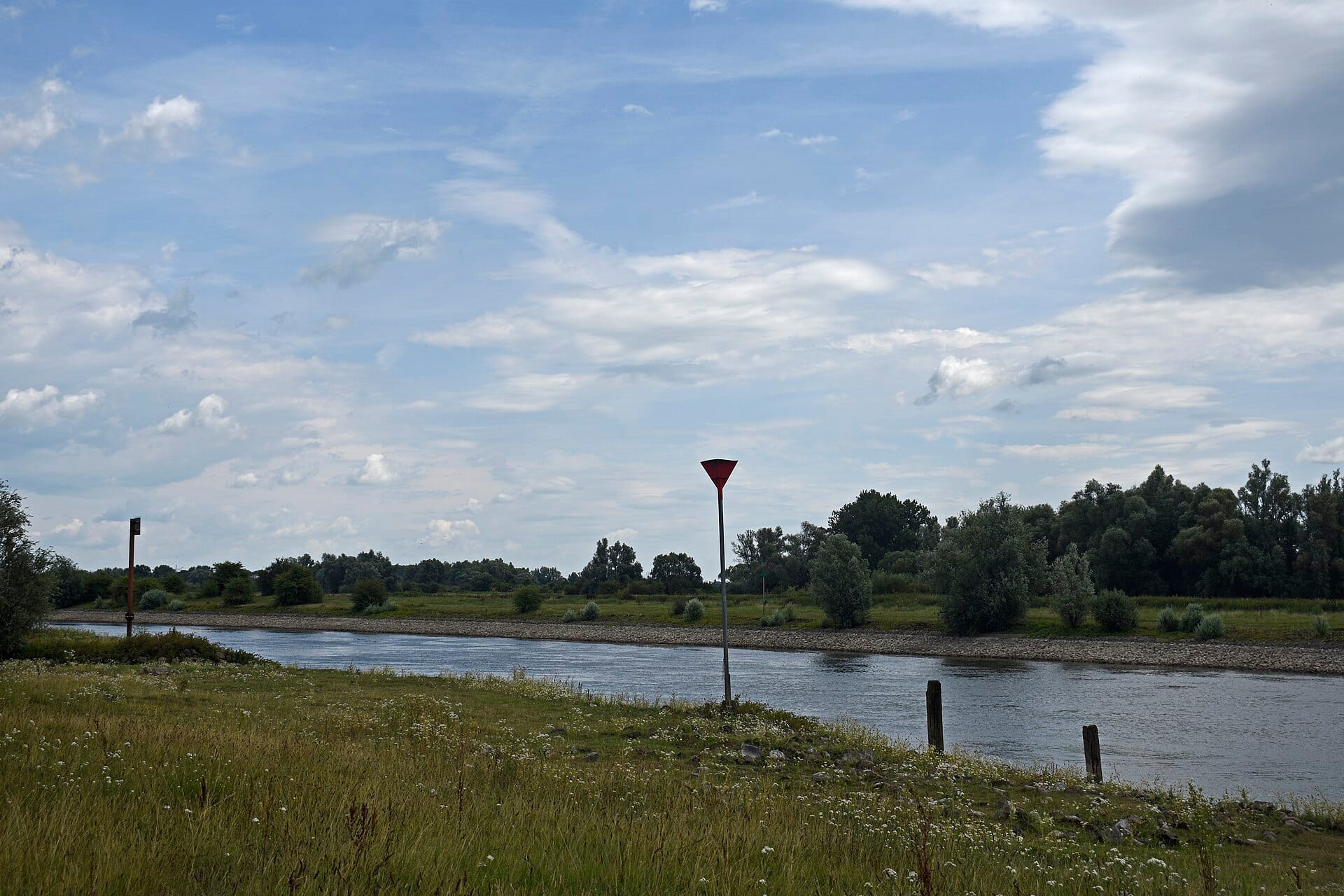 Laagwater IJssel bij Zutphen met drooggevallen zandbanken langs de oever