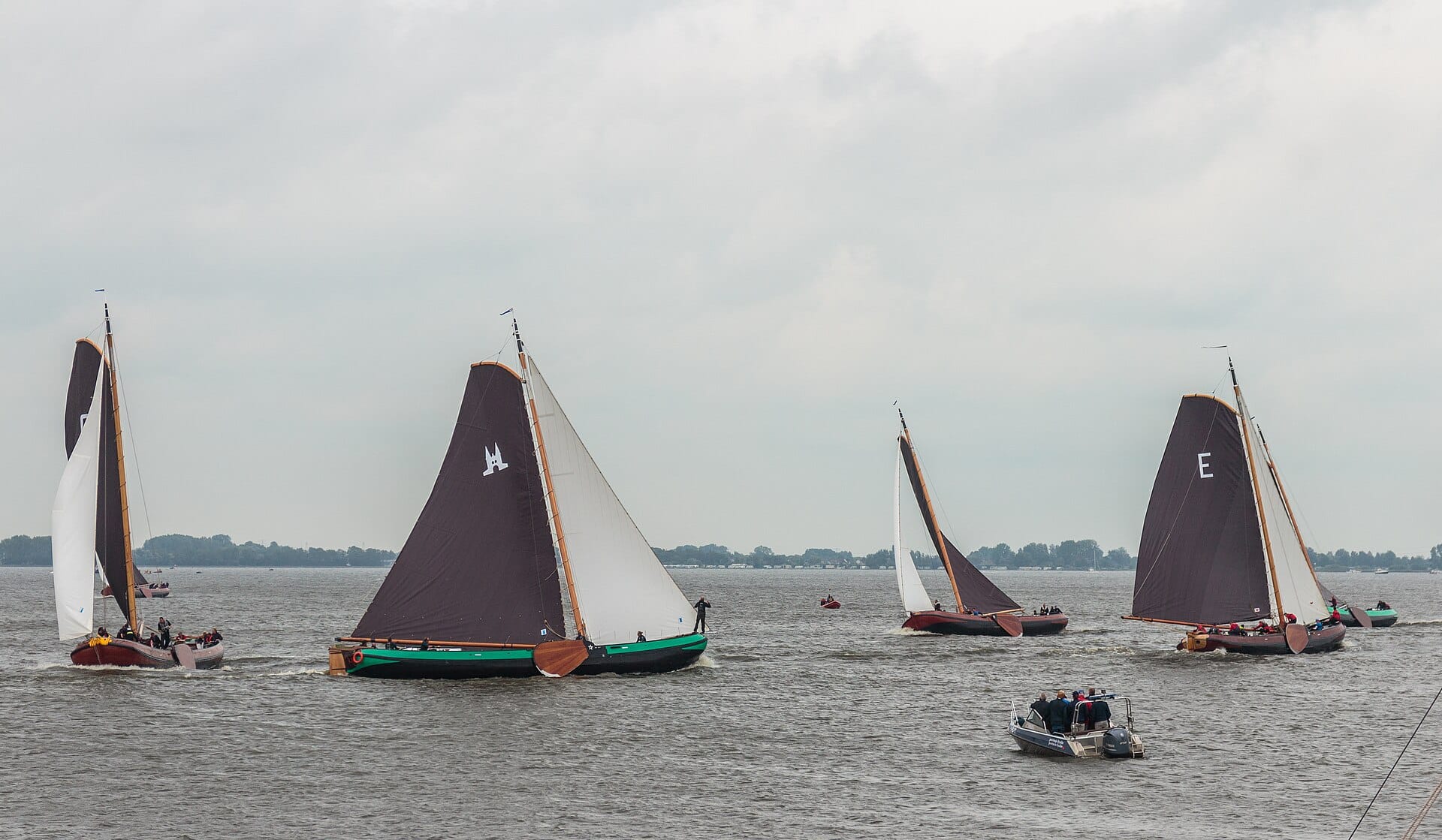 strontrace-2026-workum-warmond Traditionele Friese skûtsjes onder zeil, verwant aan de platbodems van de Strontrace
