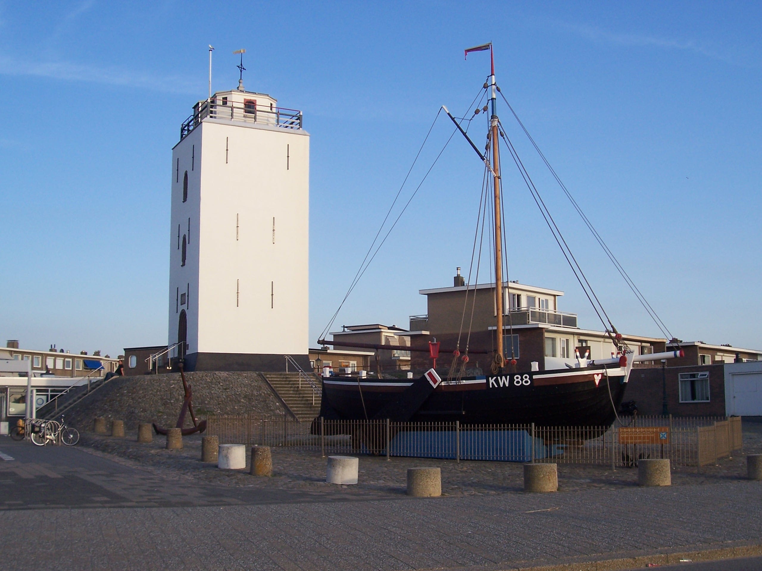 vuurbaak-bomschuit-katwijk Vuurbaak van Katwijk met een traditionele bomschuit