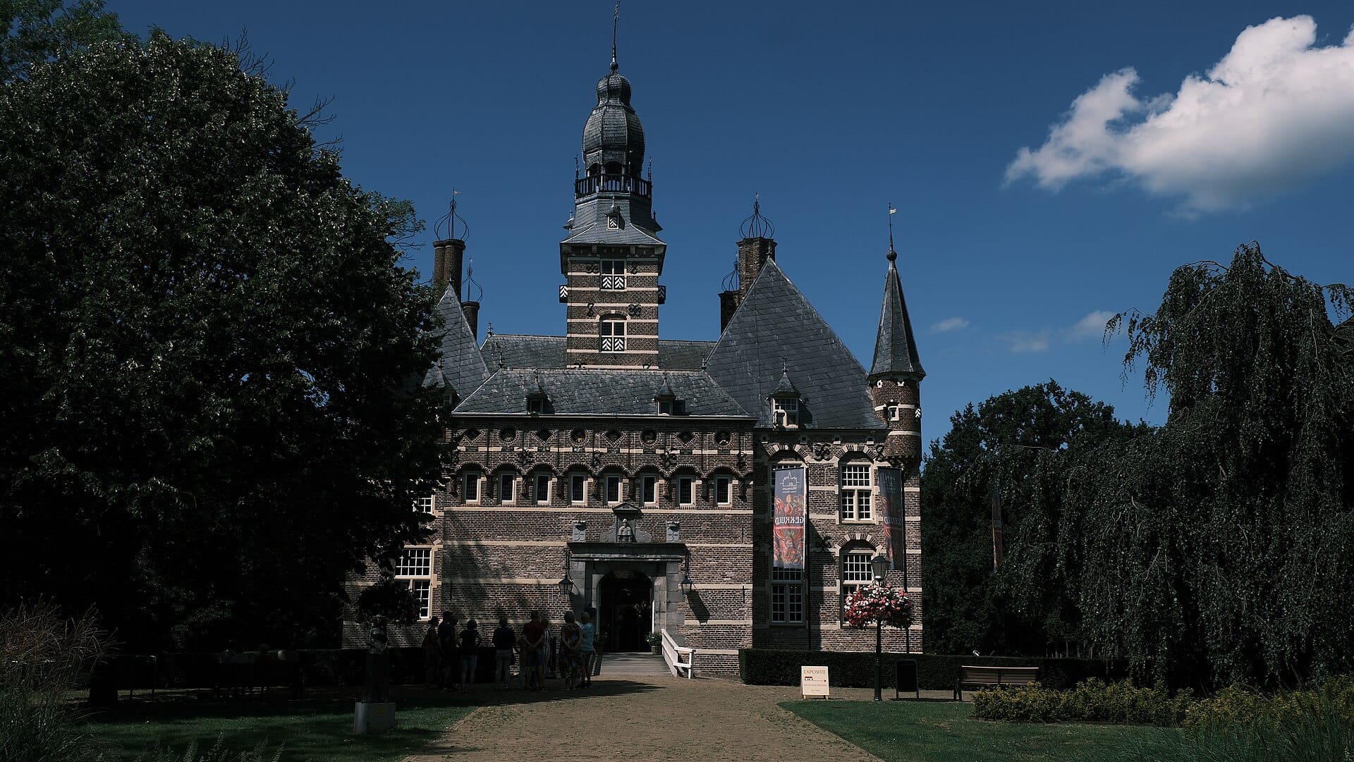 wijchen-kasteel-wijchen Kasteel Wijchen in gemeente Wijchen, omgracht kasteel in het centrum
